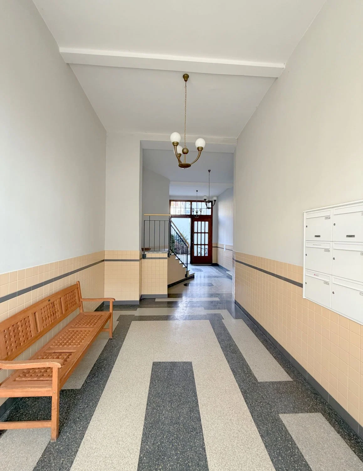Stilvolle Altbaueinheit am Rotkreuzplatz – flexibel gestaltbar, einzigartig gelegen