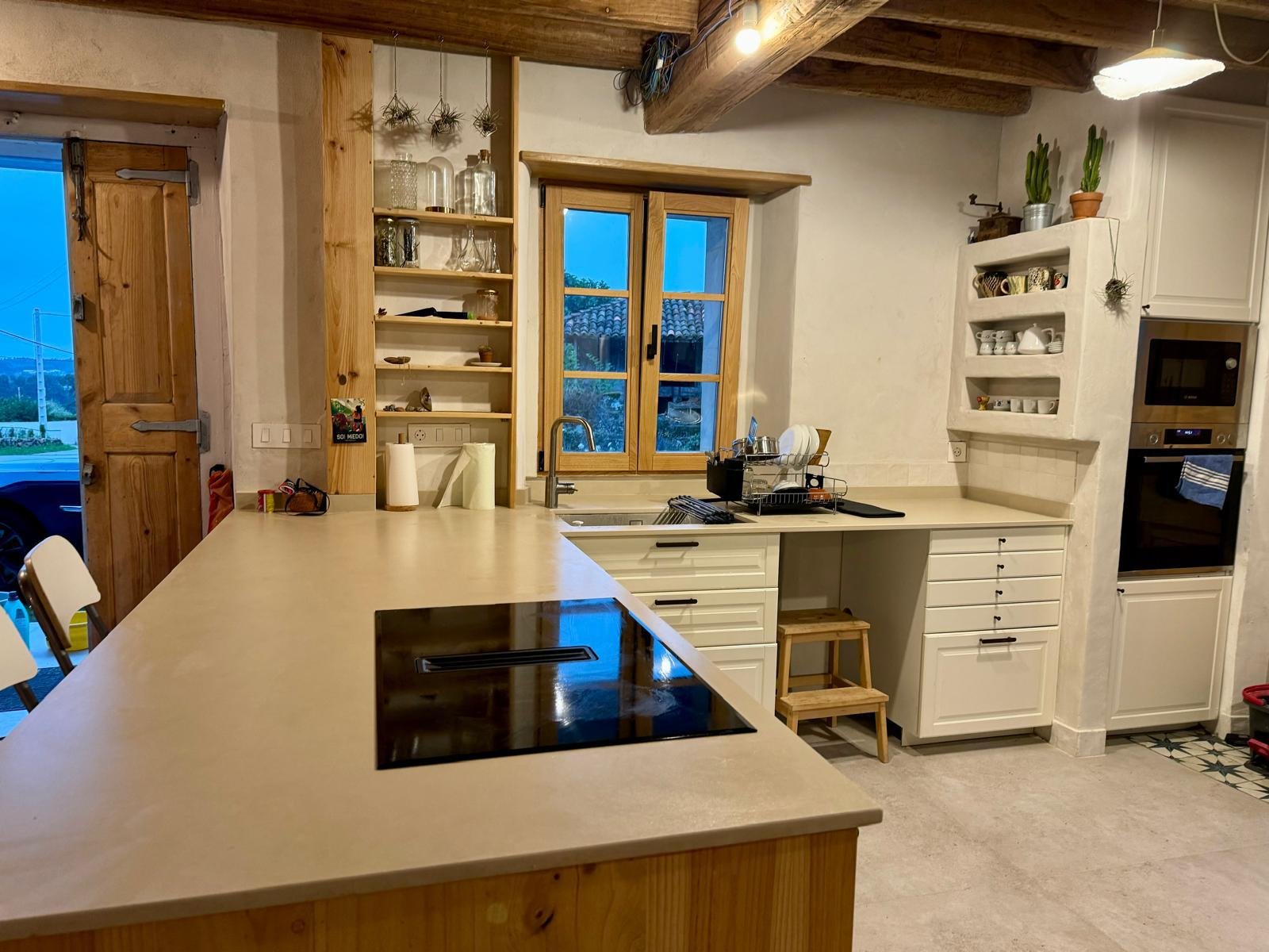 Modern Induction Cooking with Integrated Ventilation