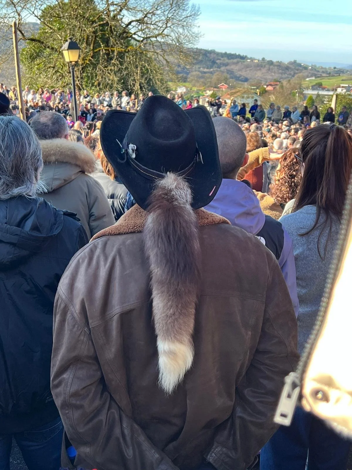 The crowd at the Sidros was eagerly awaiting the show.
