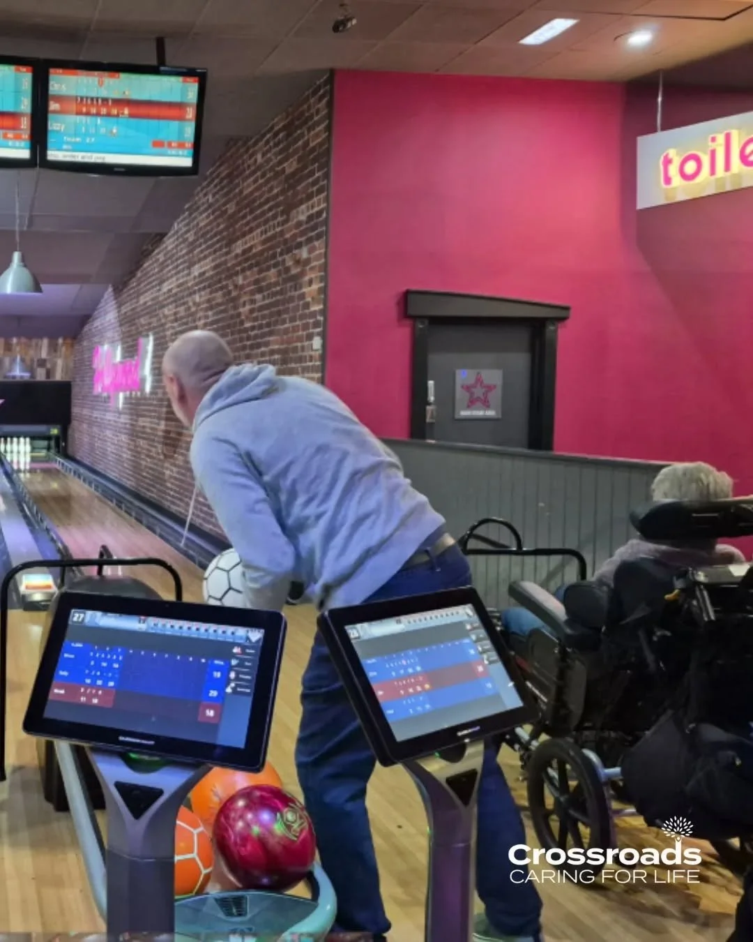 Some of our Activity Club members traded their usual Day Centre fun for a bit of friendly competition at the @hollywoodbowluk bowling alley in Stevenage recently! Both the Day Centre team and our members showed off their skills but Chris was the ulti