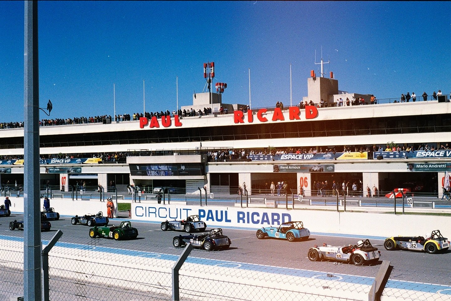 Kodak gold 200 on my Nikon FM2 because why not 🤷🏻&zwj;♂️

#kodak #kodakgold200 #filmphotography #paulricard #circuitpaulricard #gphistorique #race #track #racing #motorsport