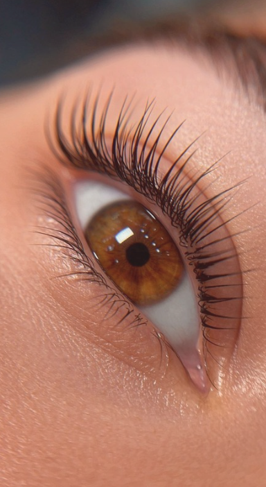 Gros plan d'un œil humain avec la pupille et l'iris en détail.