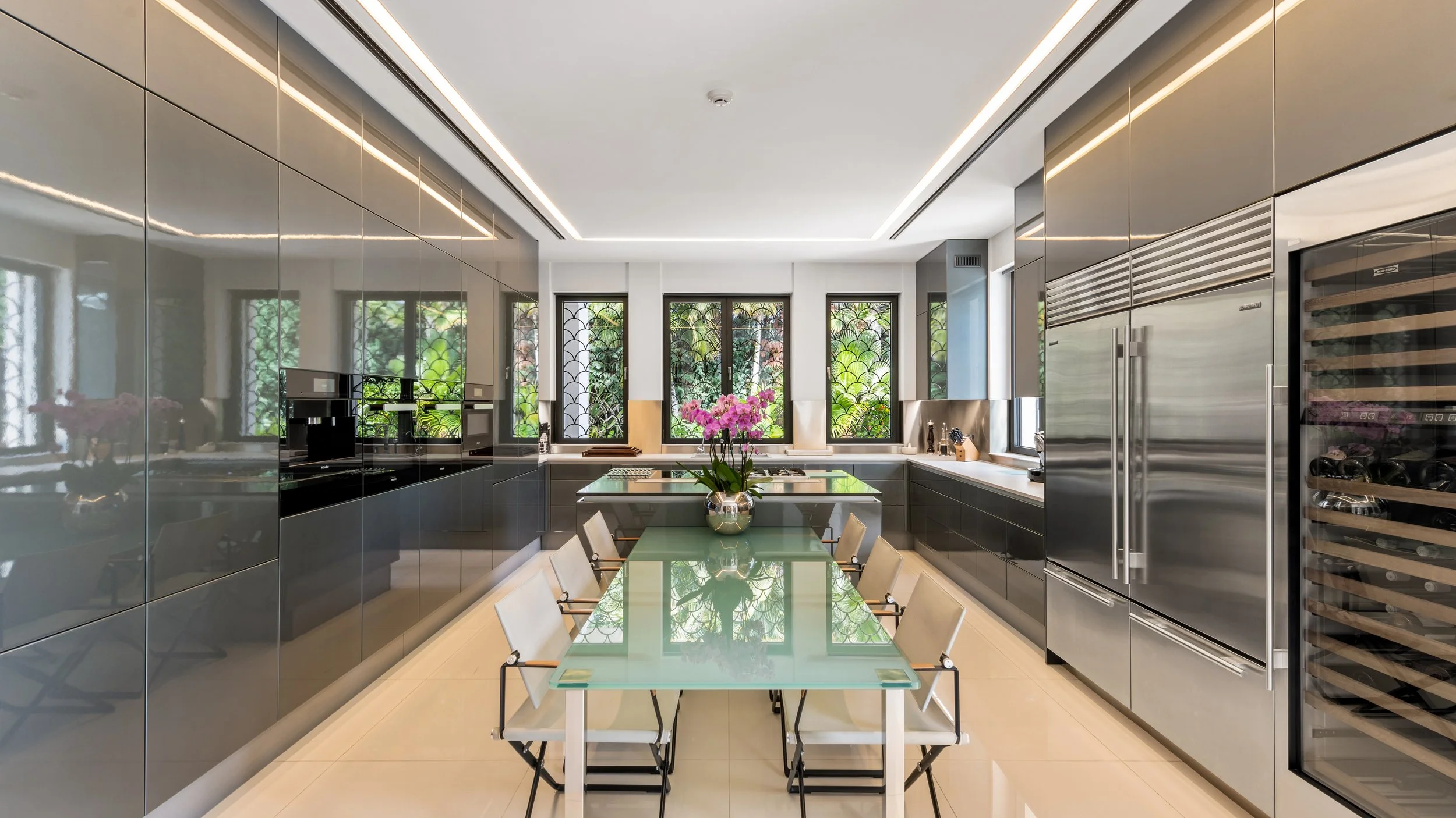 image of Villa Sophie Marbella Club kitchen and dining space