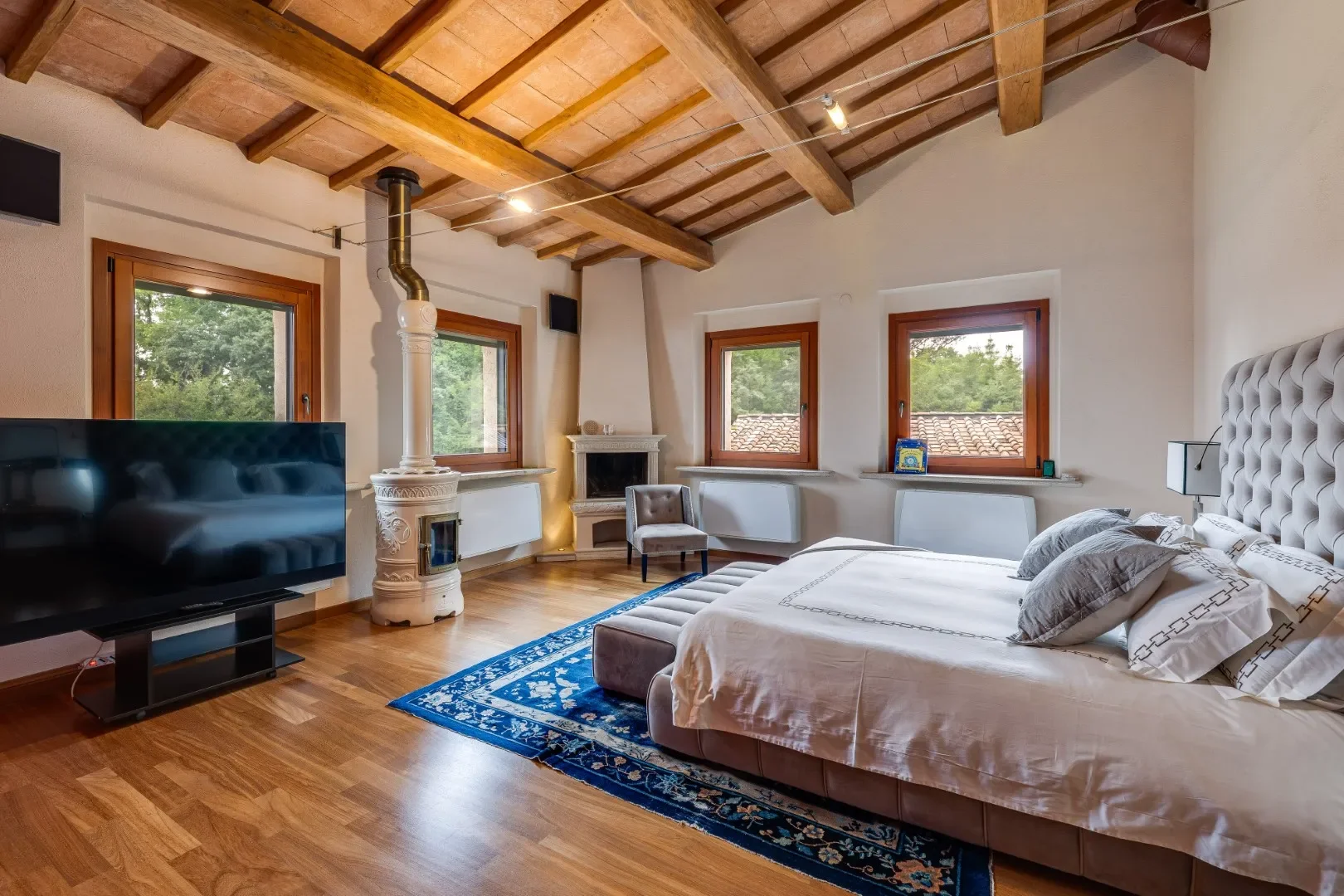 image of a bedroom at the Rome villa for sale