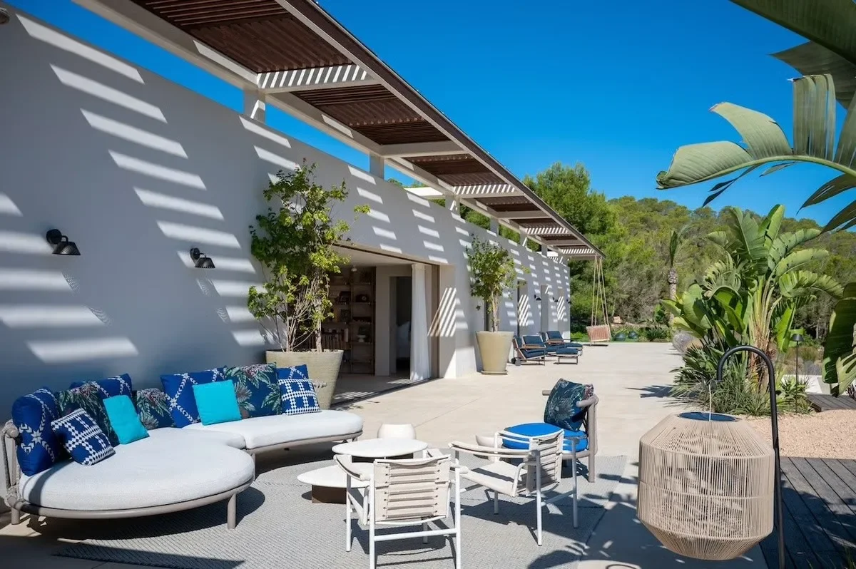image of the cala bassa villa outdoor lounge area