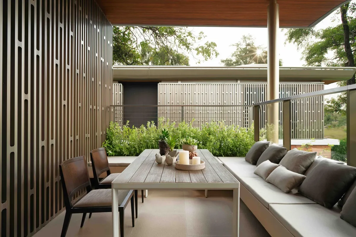 image of another outdoor dining area