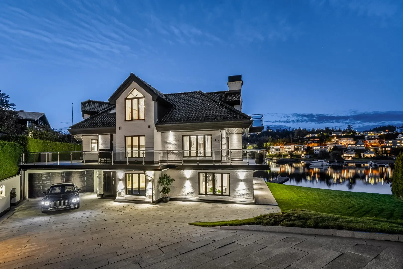 baaner image of the full oslo luxury lakeside villa for sale