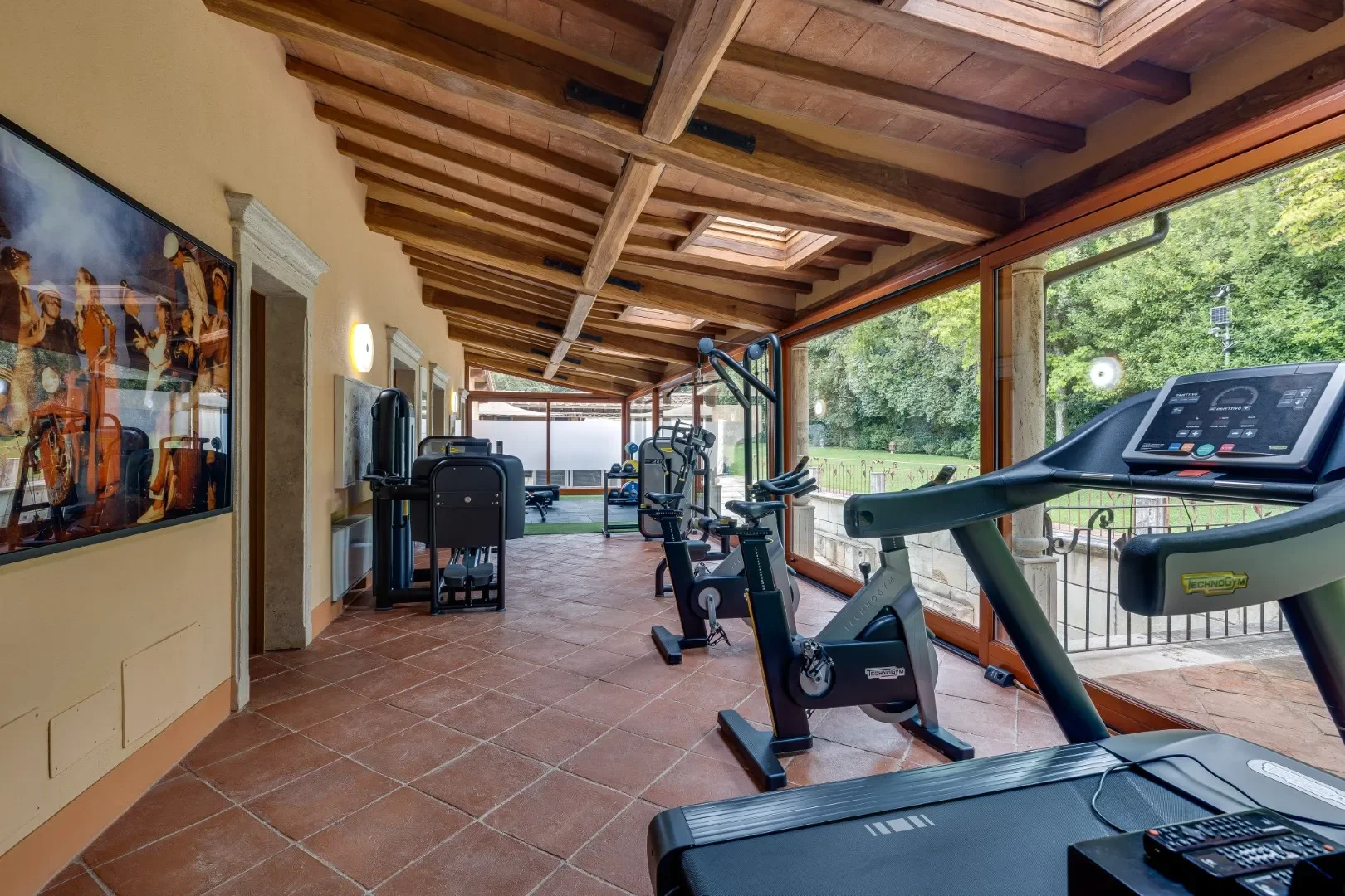 image of the home gym at the Rome villa for sale
