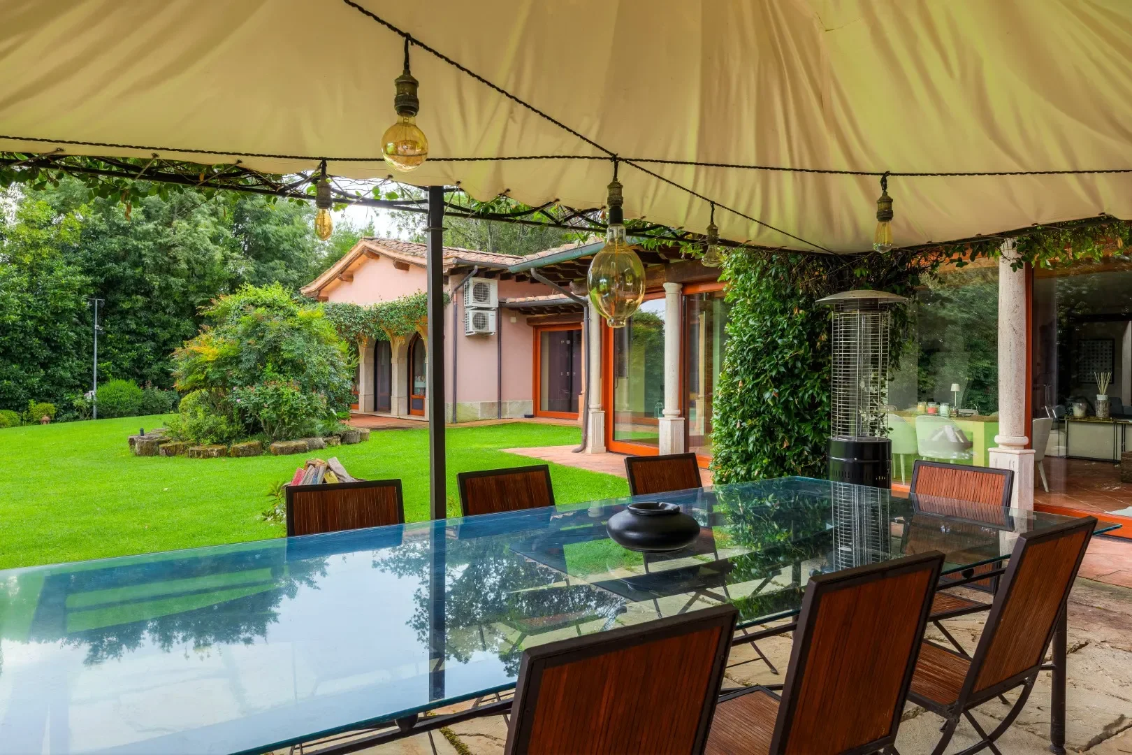 image nof outdoor dining area at the Rome villa for sale
