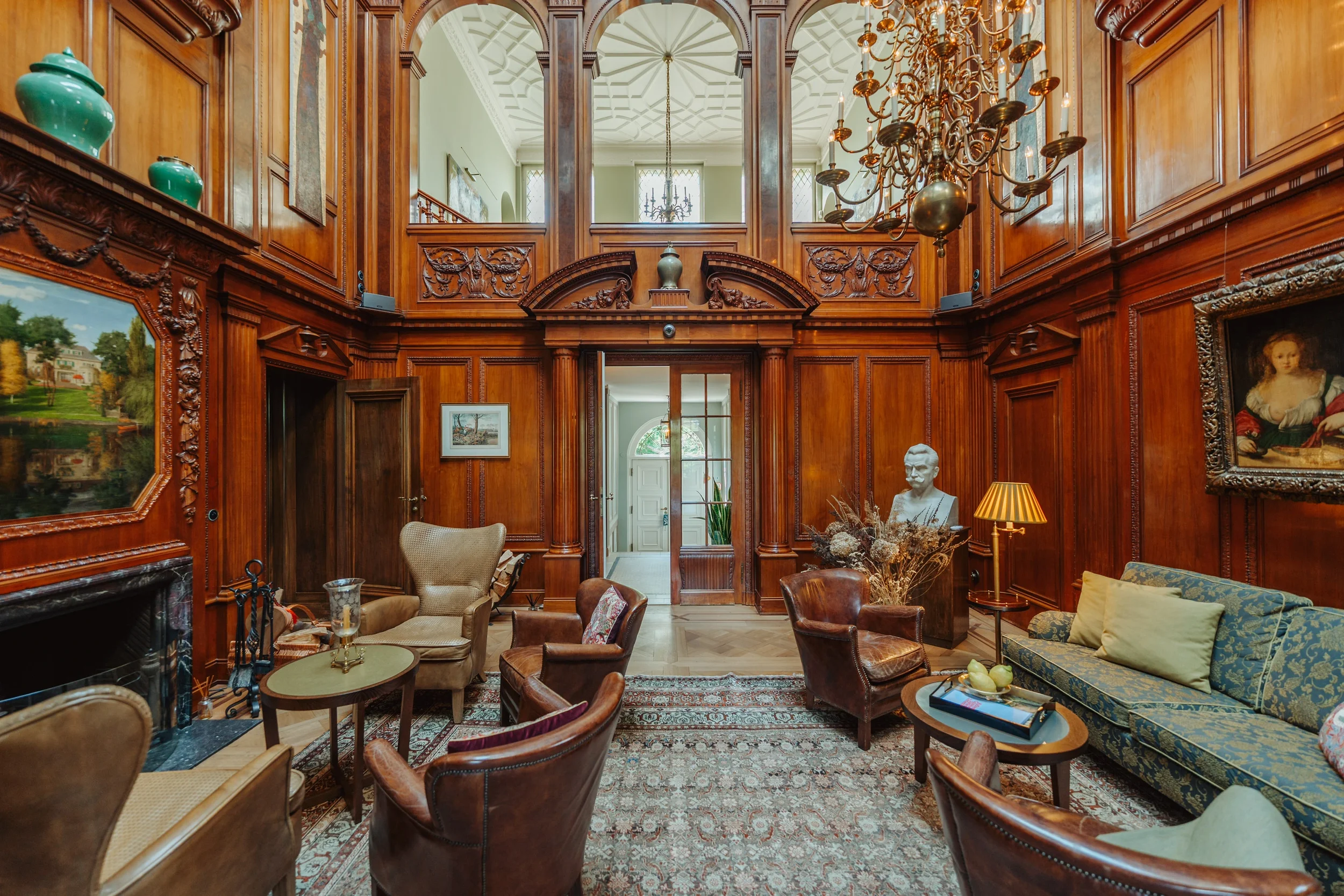 image of one of the grand hallways at the Zehlendorf villa in Germany