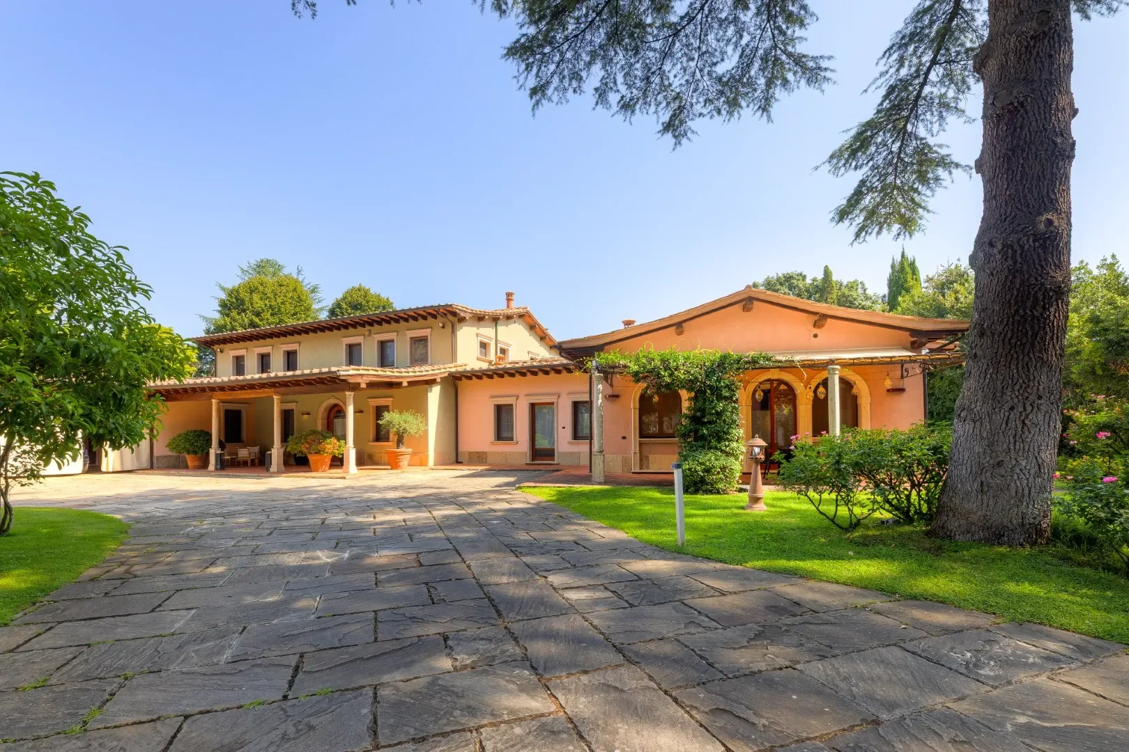 image of the driveway and front of the estate of the Rome villa for sale