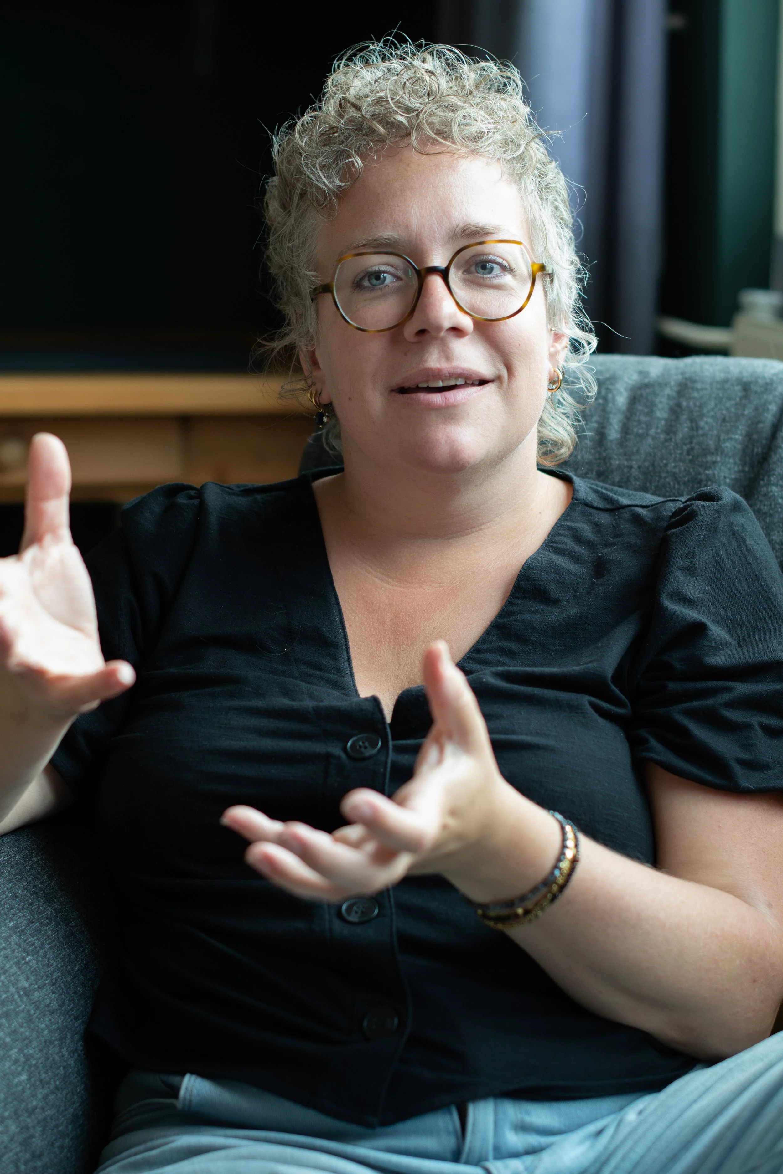 Rosanne, psycholoog bij VrijZinnig, aan het werk.