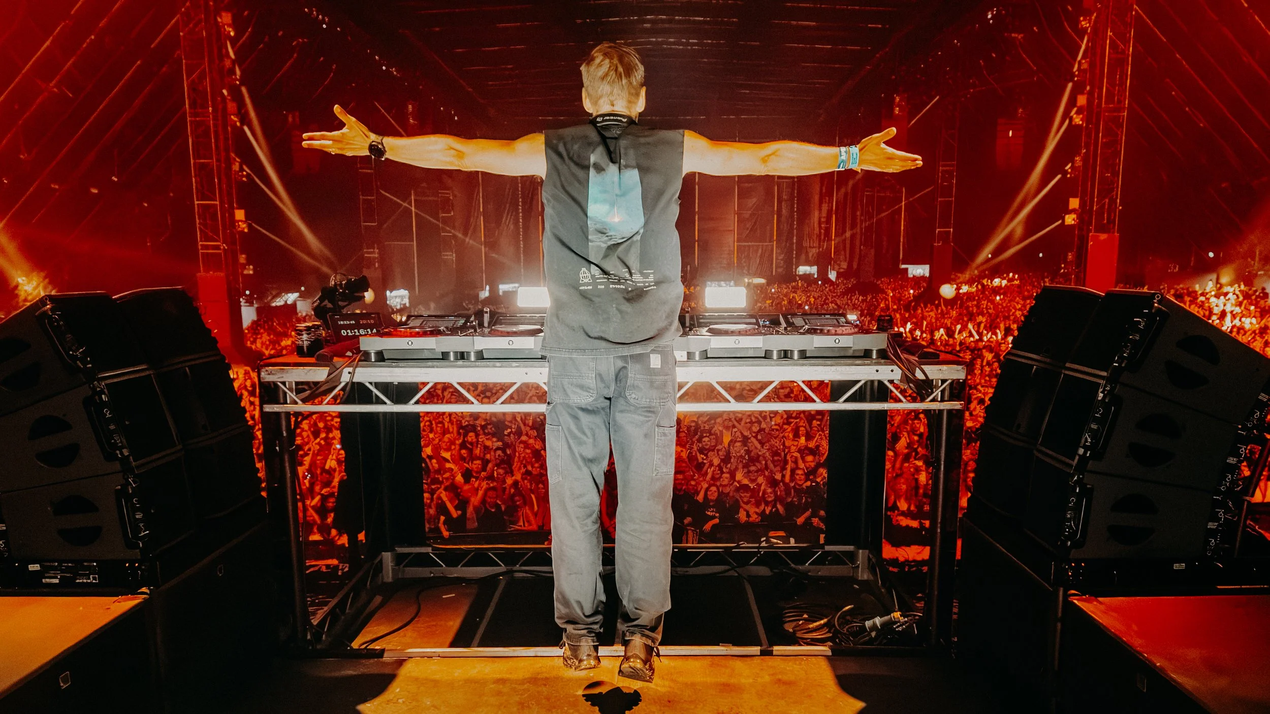CF26_Sat_APEX_ArminVanBuuRen_TomRogan(NexusVisuals)-5.jpg
