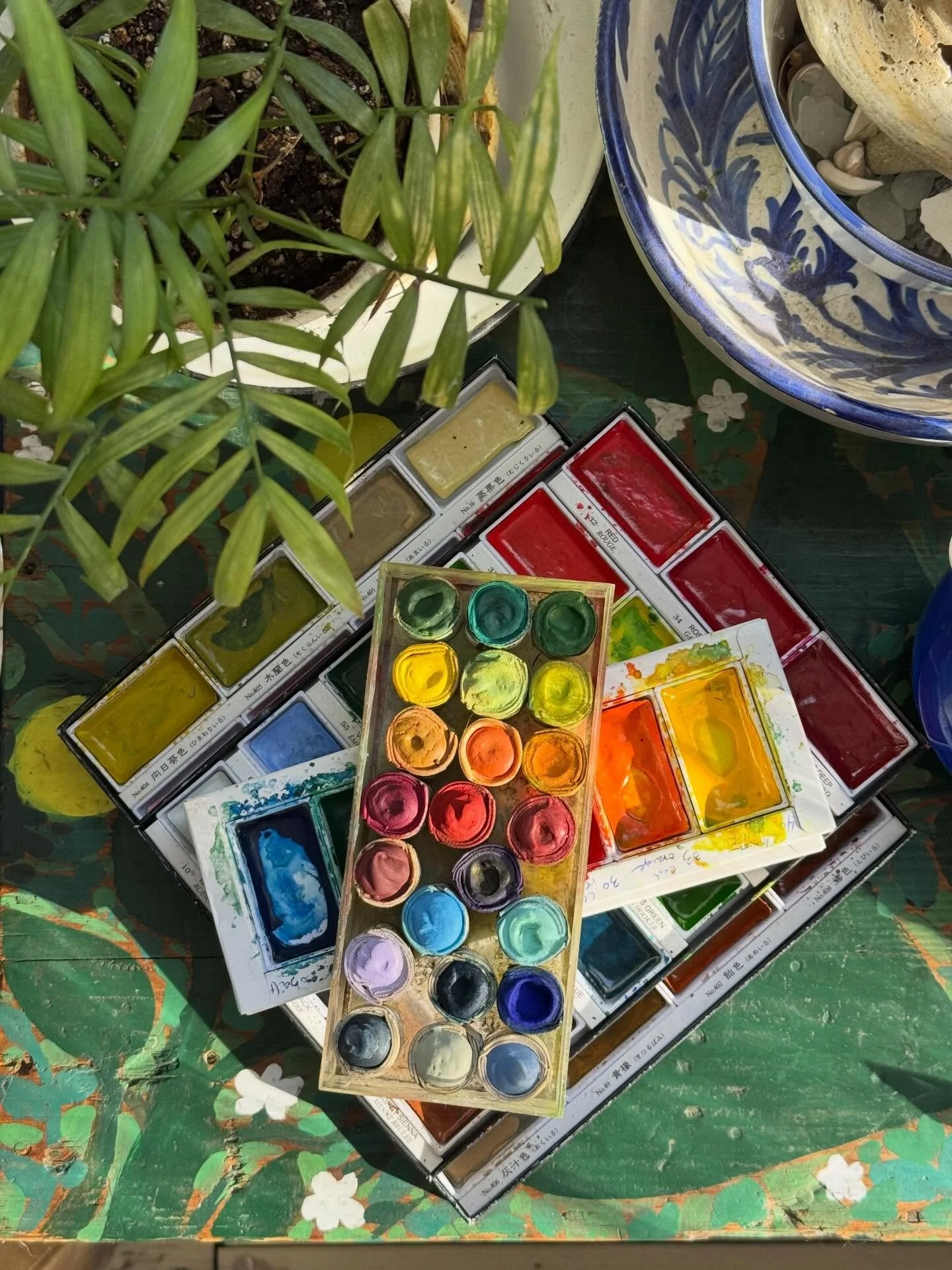 Snowfall has bleached the color from the world. But color is bold and awake in here and calling me to paint it all over everything. 

#beampaints #kuretakepaints #thelittlebrickstudiovt #vermontartist #artisthomestudio