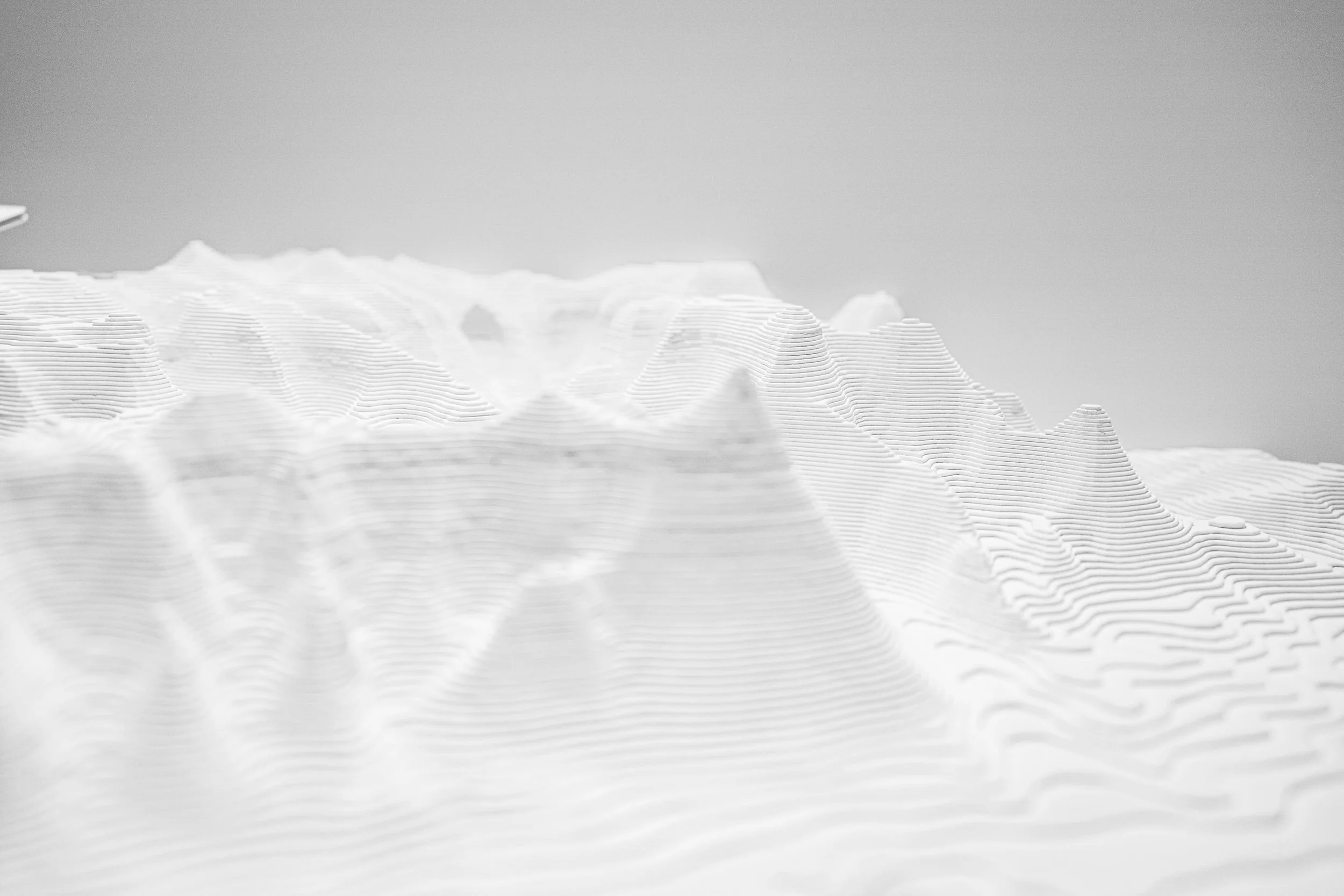 白い層状の山脈の模型