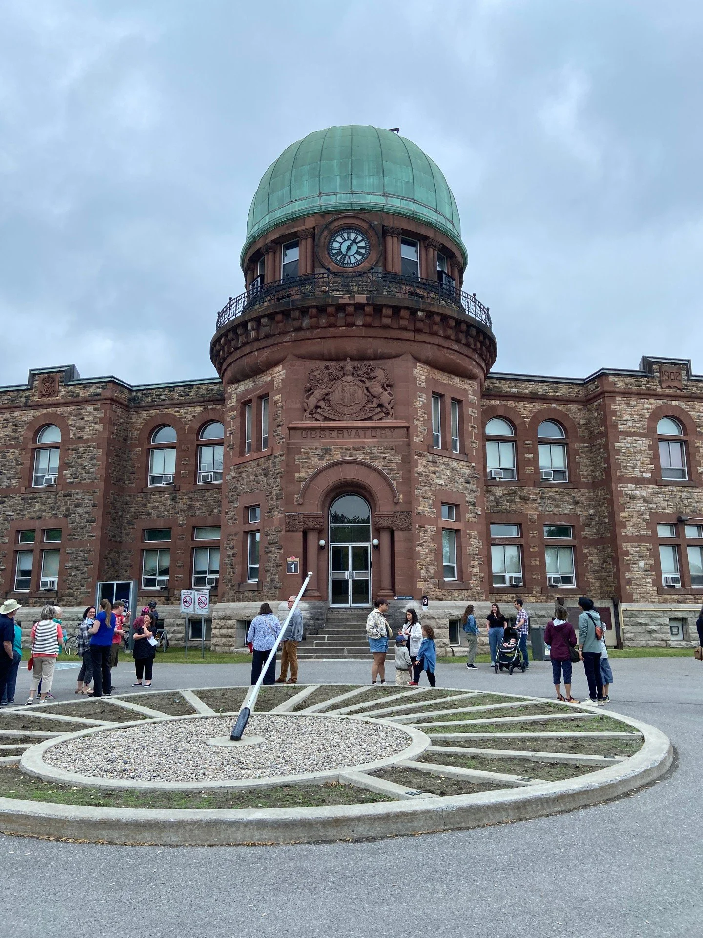 💫🔭📉This past weekend we had the chance to explore the Dominion Observatory at the Experimental Farm, designed by Canadian architect David Ewart and completed in 1902. The Romanesque Revival style is highlighted by the signature round arches, intri