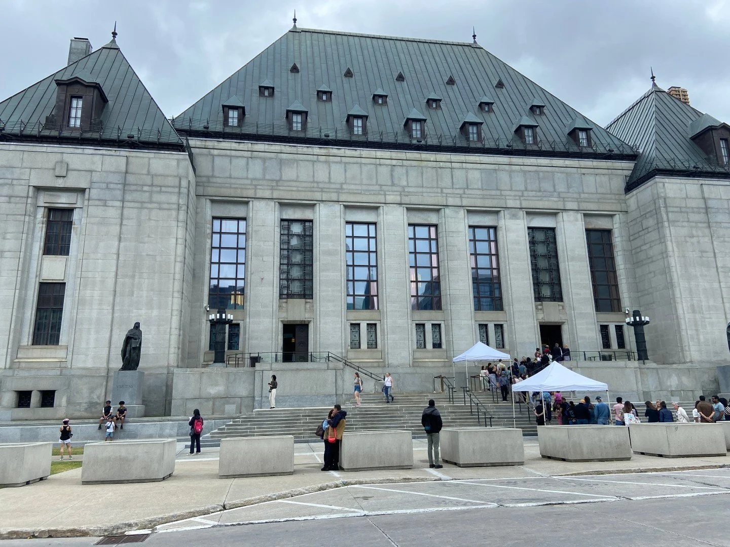 Another peek into one of Ottawa's most important landmarks - The Supreme Court of Canada⚖️👩&zwj;⚖️. Embellished with high ceilings, extravagant amounts of marble, and detailed brass accents, this designated heritage building is where Canada's top le