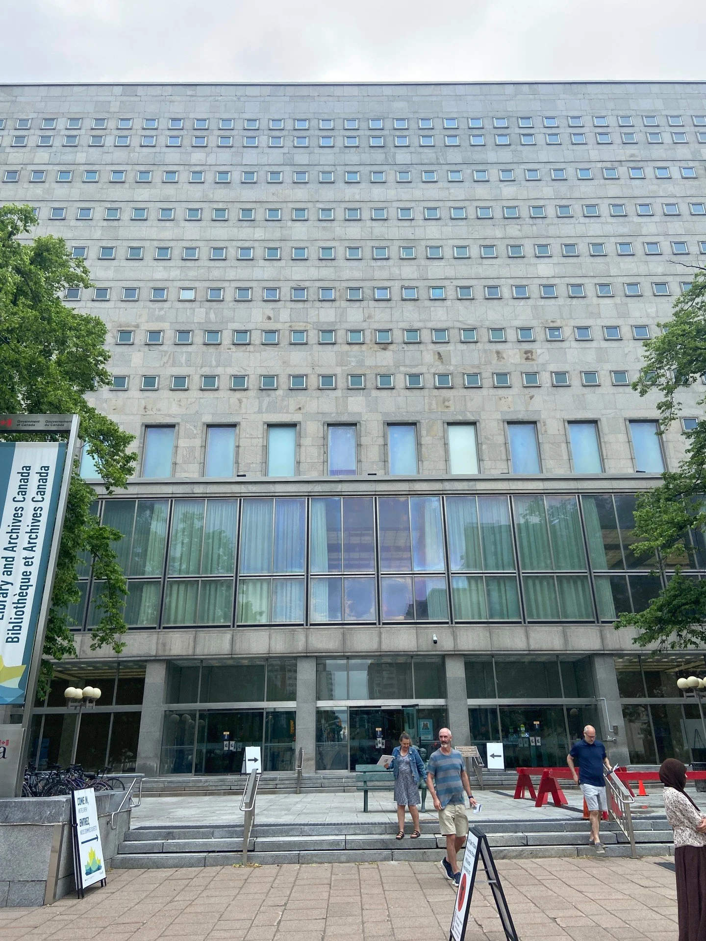 Have you ever been inside the Library and Archives Canada building📚? Built in 1967 by Mathers and Haldenby, the fenestration and building massing are signature characteristics to this structure. The interior marble tiling, brass details and gold mos