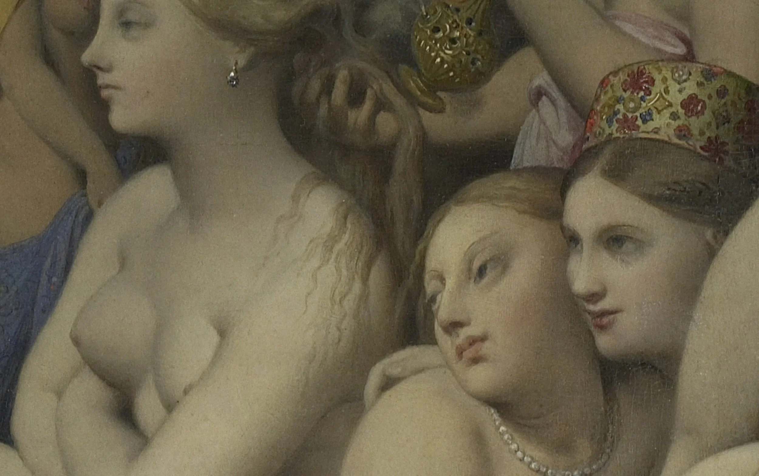 Détails d'une peinture représentant trois femmes aux cheveux longs, dont deux portent un foulard coloré, avec une des femmes à gauche portant une robe bleue, une femme au centre avec un collier de perles, et une femme à droite portant un grand collie