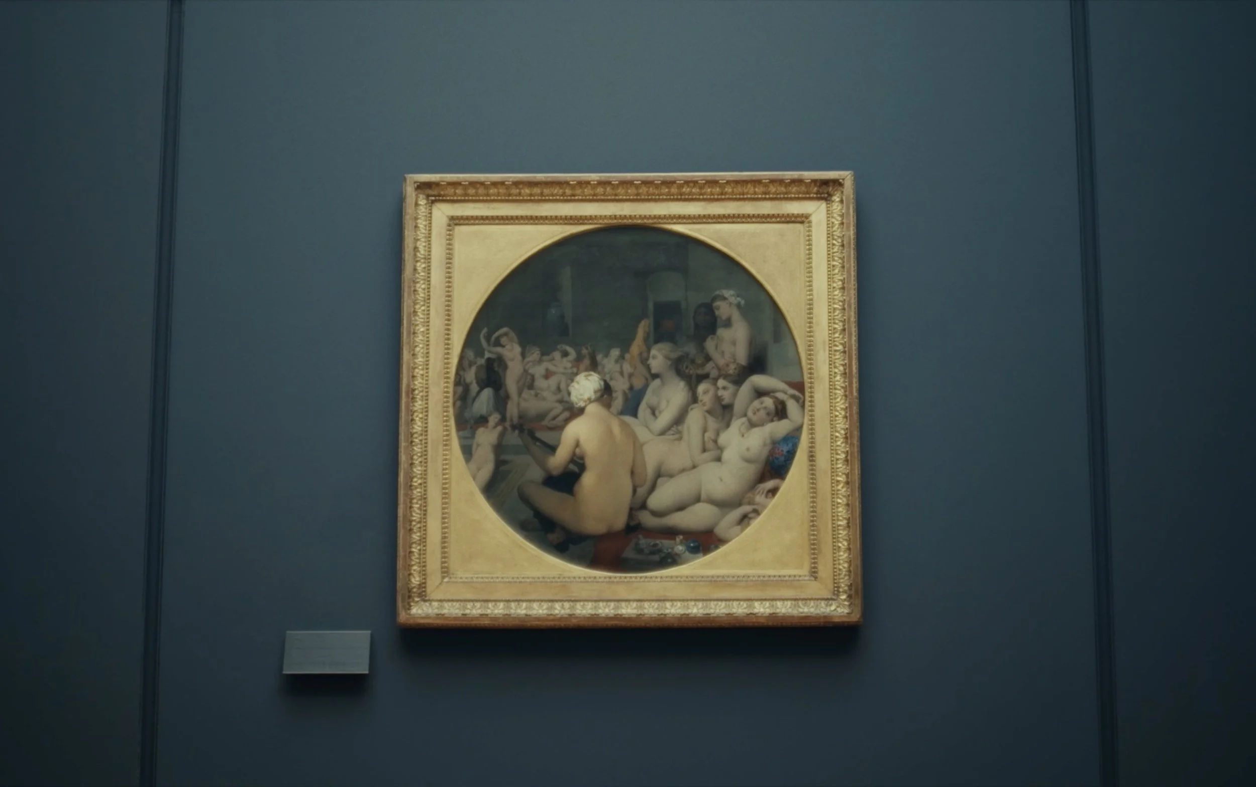 Peinture représentant plusieurs femmes nues dans une pièce, vue dans un musée avec un cadre doré