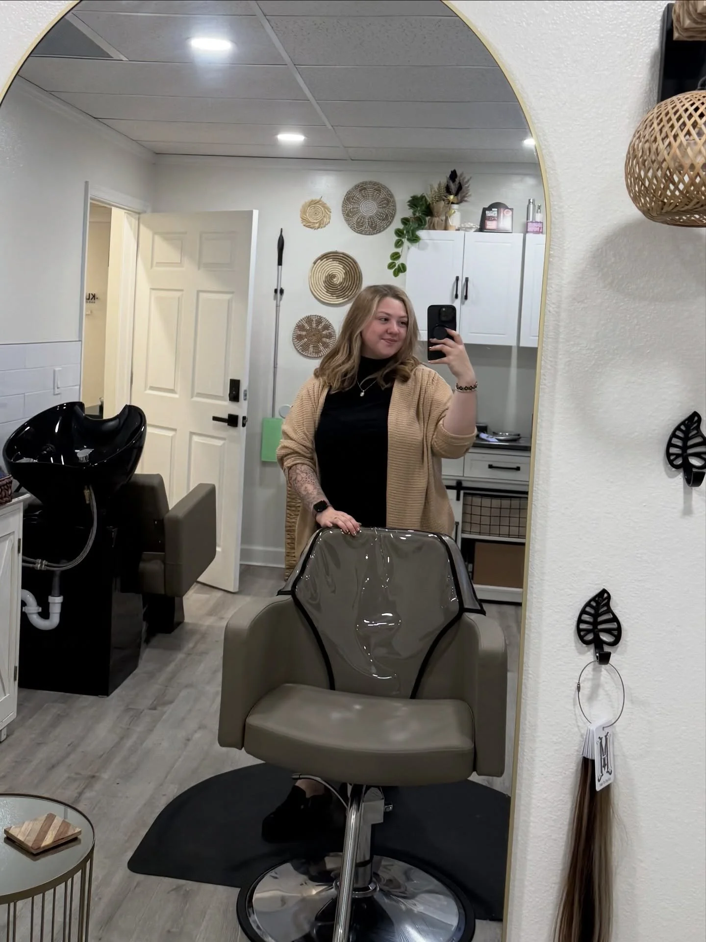 Just your local hairstylist trying to remember how to post again 😅

Life&rsquo;s been busy, but I&rsquo;m still here making magic happen one head of hair at a time ✨

If you&rsquo;ve been thinking about a refresh, this is your sign 🤍
DM me to book 