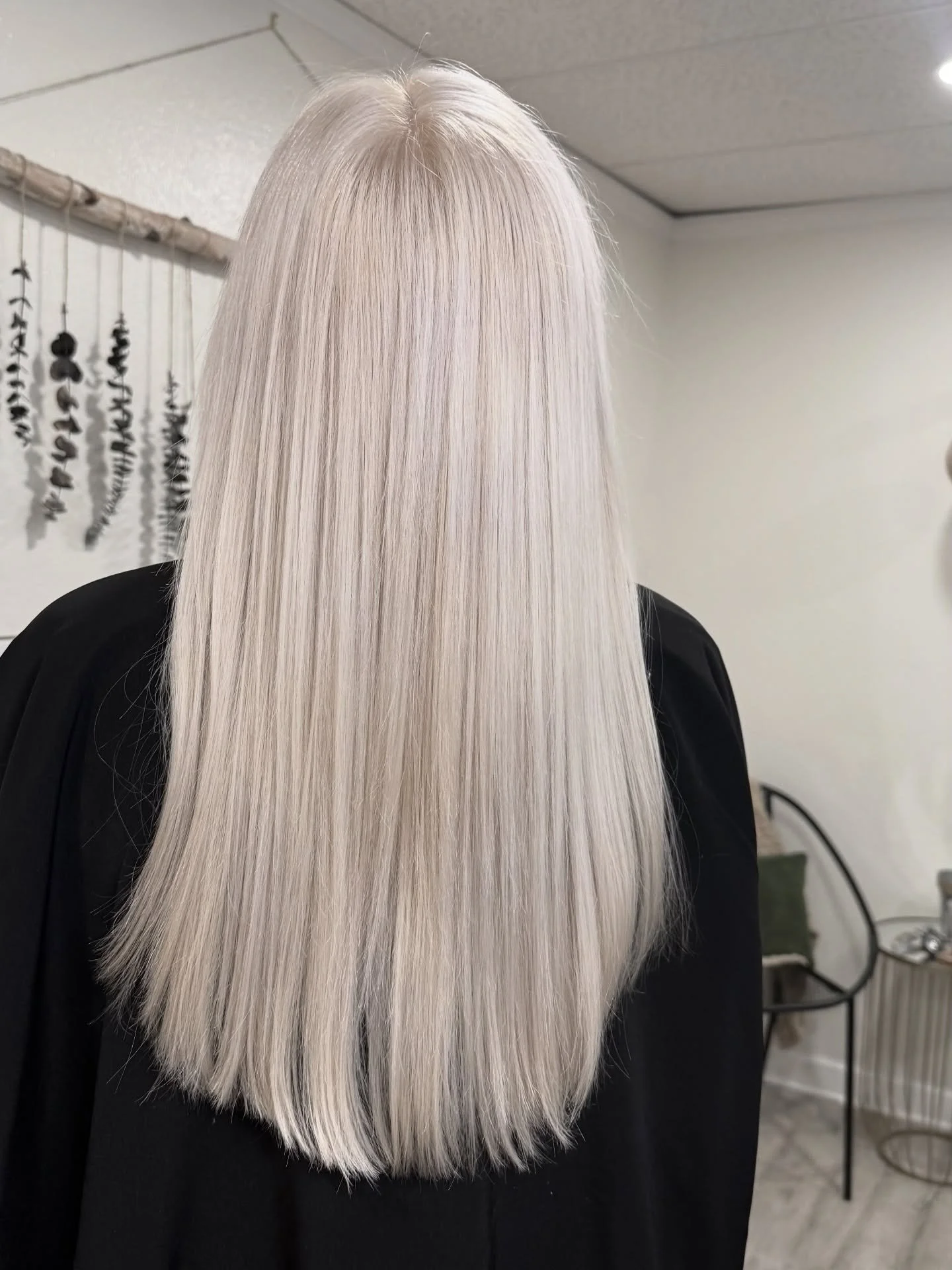 Not all platinum is created equal🫢 this look took time, patience, and intentional care at every step 🤍 Ready to see what your healthy blonde journey could look like? Message me to start your consultation 💬✨ 
(We don&rsquo;t fry hair around here lo