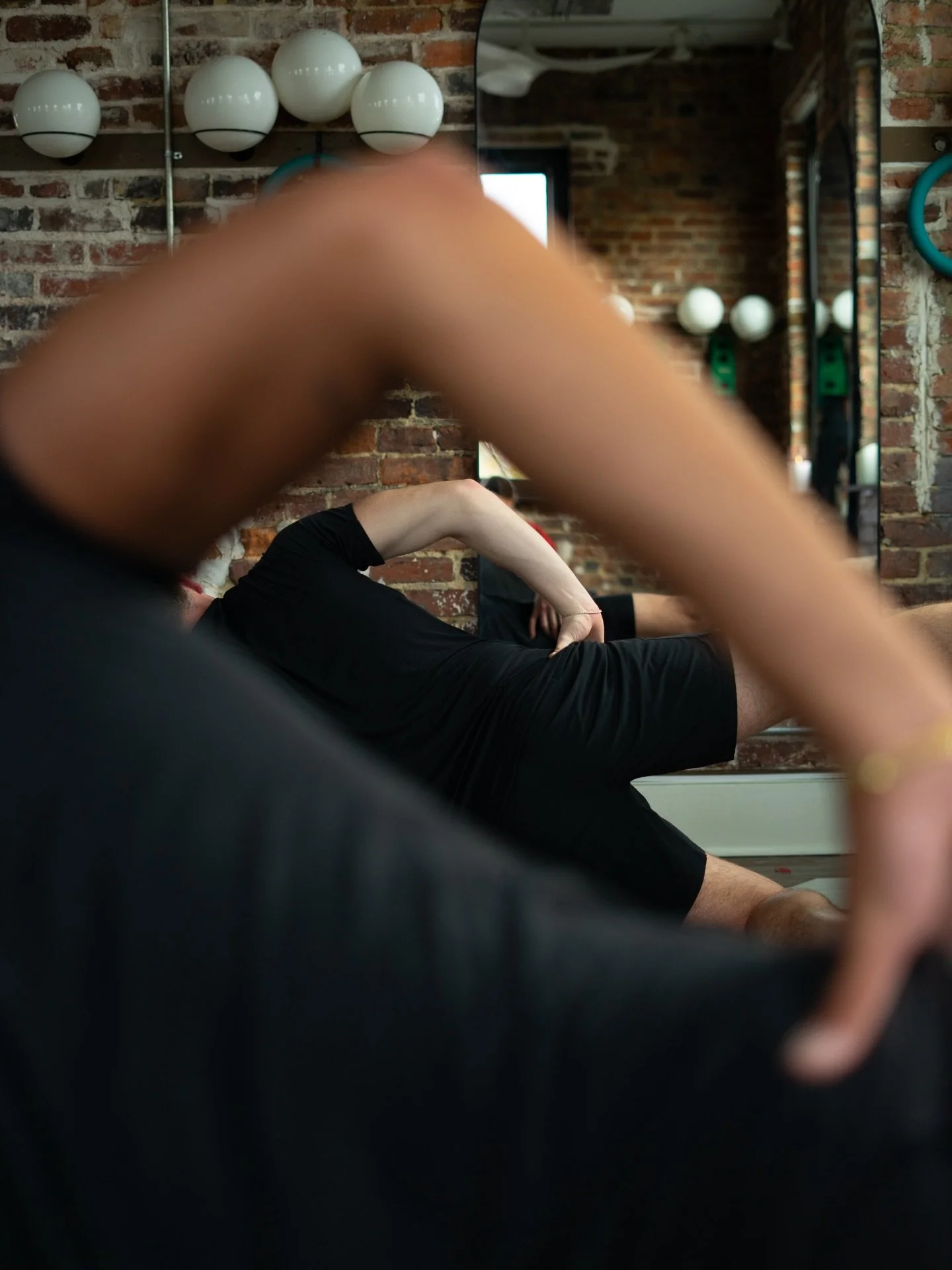 modified side planks&hellip;don&rsquo;t let the word modified fool you!

this one still lights up your core, builds stability, and strengthens your shoulders + obliques without the extra strain.

all the burn, all the control, all the core💪🏻