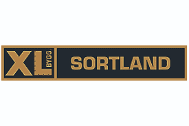 Logo av XL BYGG Sortland på svart bakgrunn med gule og svarte tekst