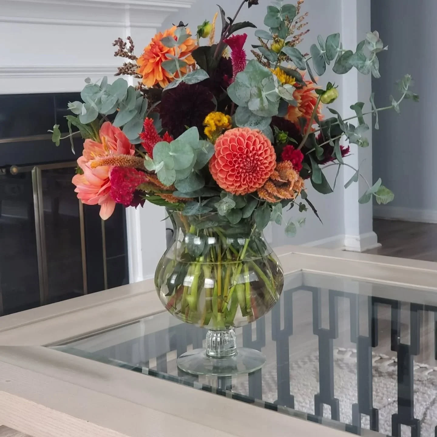 Burgundy, coral bronze dahlias, and eucalyptus - a match made in heaven! 🌼💚 #flowerarrangement #dahlias #eucalyptus#localflowerfarmer