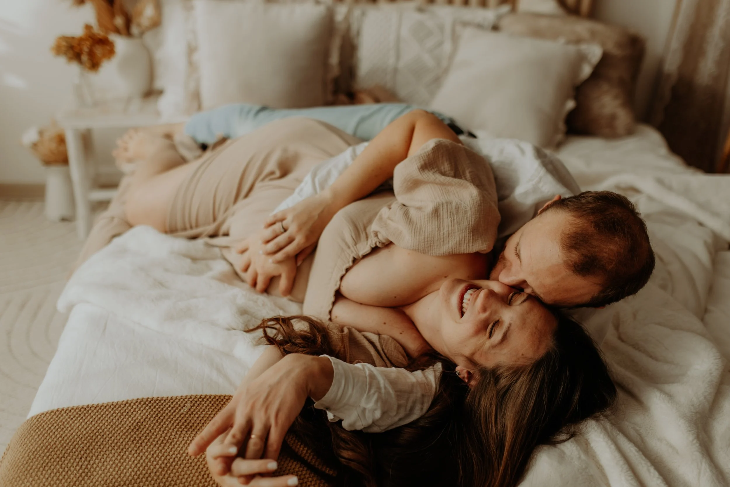 Servizio fotografico gravidanza in studio in Toscana: esperienza maternity intima e guidata