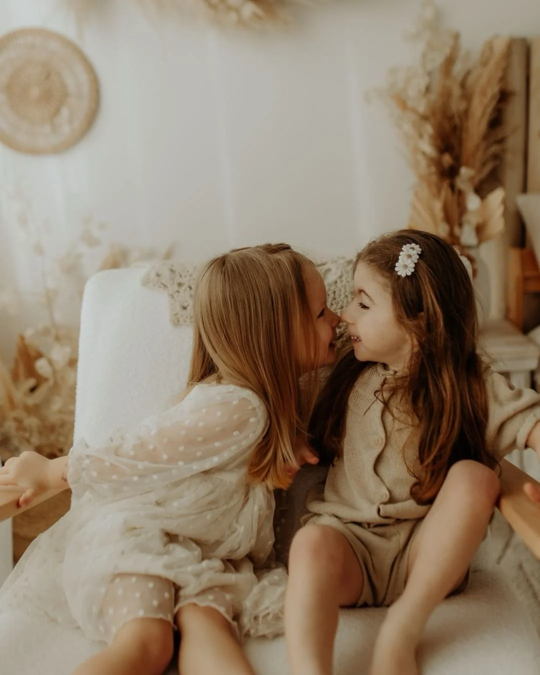 I tuoi figli non devono essere perfetti. Devono solo essere loro. ❤️

Non devono stare fermi.

Non devono sorridere al momento giusto.

Non devono &ldquo;comportarsi bene&rdquo;.

Devono solo correre, ridere, piangere, stringerti la mano
e vivere que