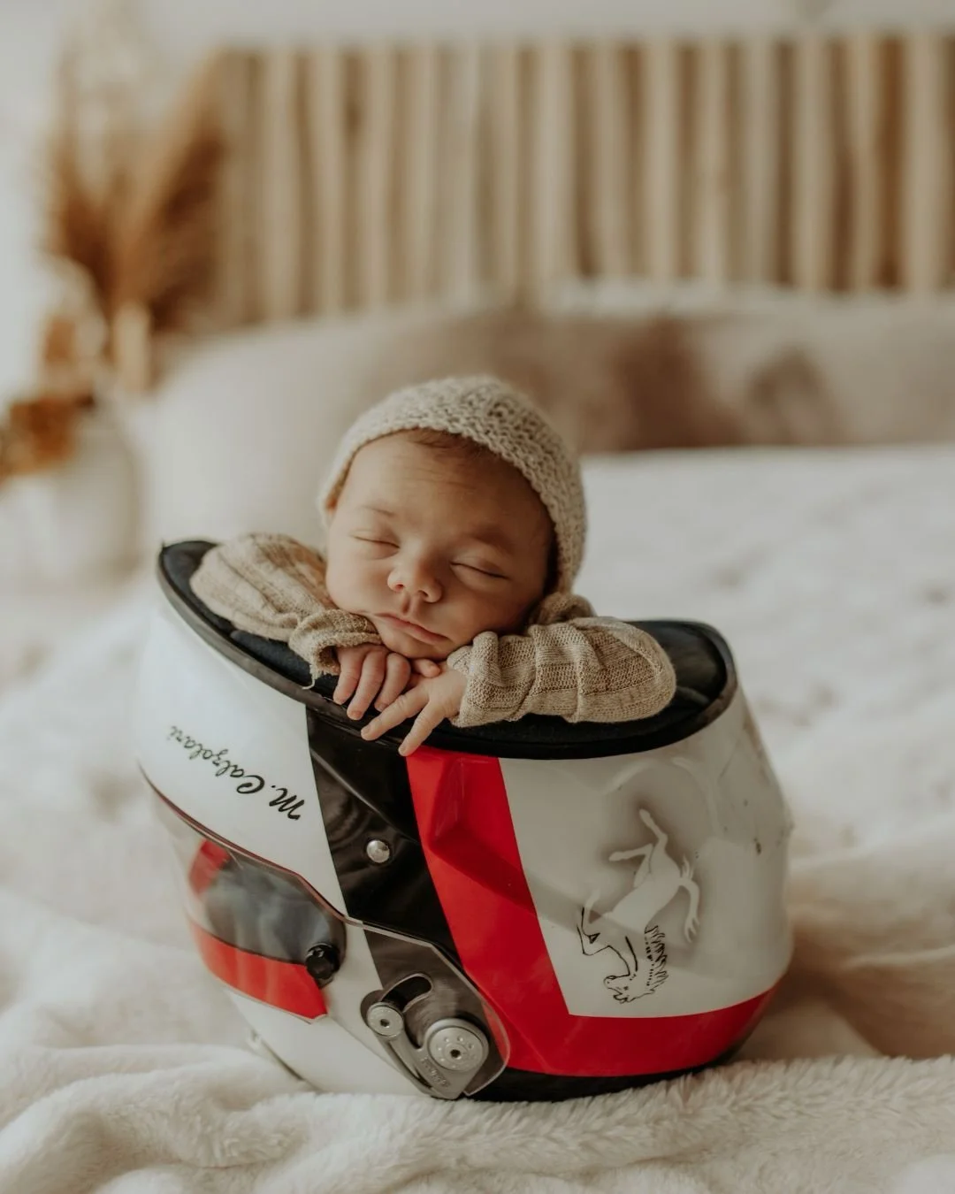 A volte le idee pi&ugrave; belle nascono dai pap&agrave;.

Arrivano senza voglia di fare le foto&hellip; e poi ti stupiscono con delle idee ✨🤎

Questo casco non &egrave; solo un oggetto. &Egrave; una storia. &Egrave; una passione. &Egrave; un pezzo 