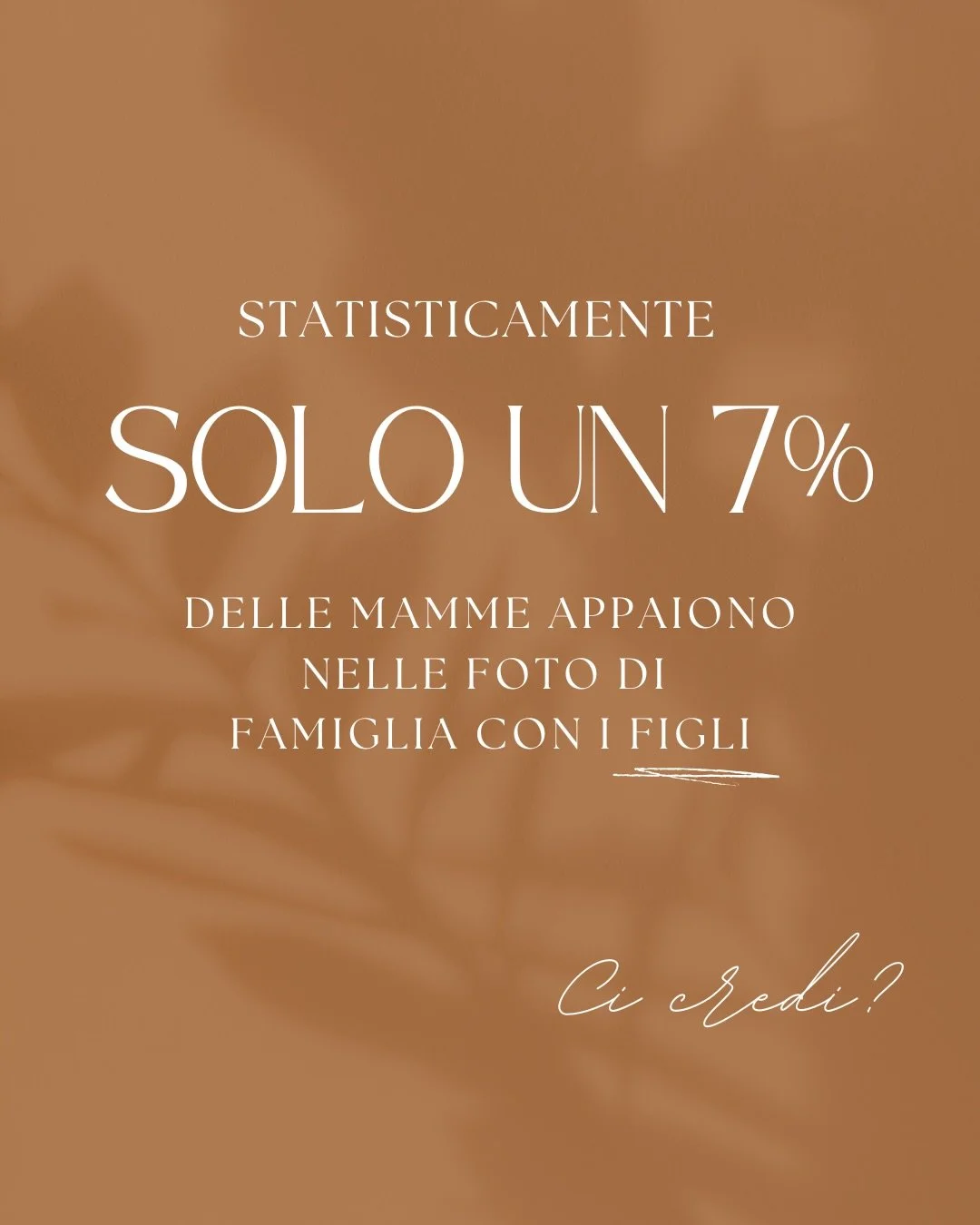 Il telefono &egrave; pieno di foto i tuo figlio.

I suoi sorrisi, le sue prime volte, i momenti pi&ugrave; belli.

Ma nelle foto&hellip;
tu, mamma, quasi non ci sei.

E magari quelle uniche che ci sei, sono un ci sei un selfie? Classico&hellip;

✨Uno
