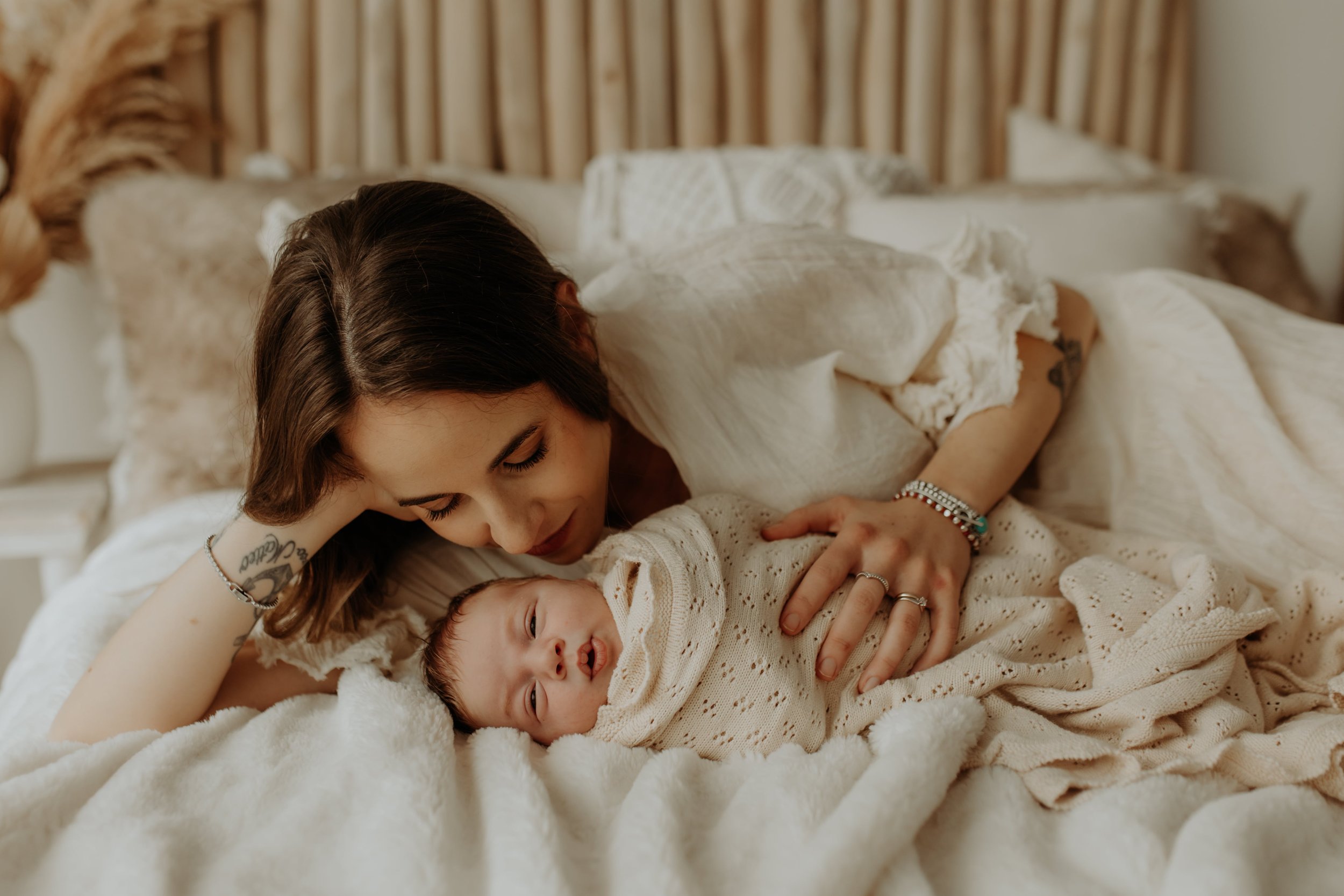 Servizio fotografico neonati a Prato – mamma con neonato nei primi giorni