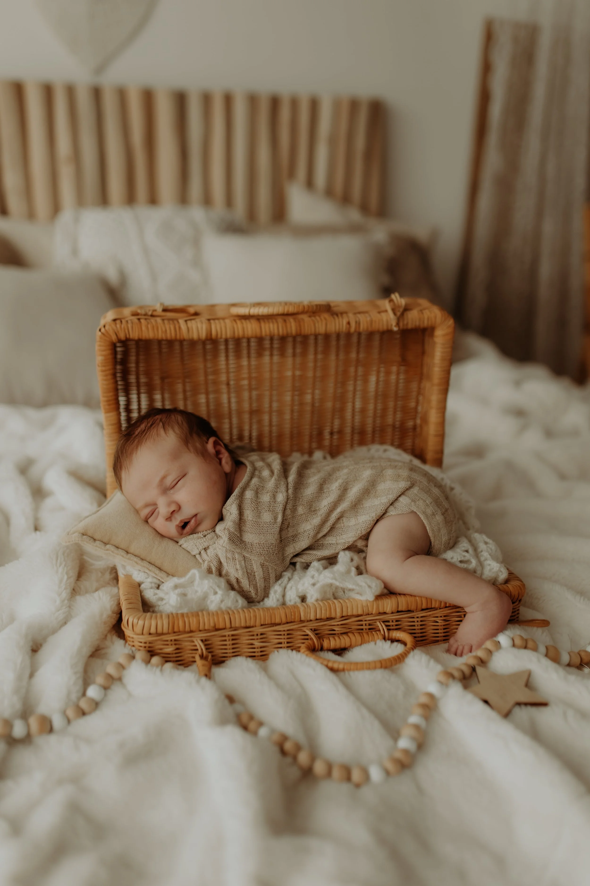 “fotografa neonati a Prato servizio fotografico newborn luce naturale”