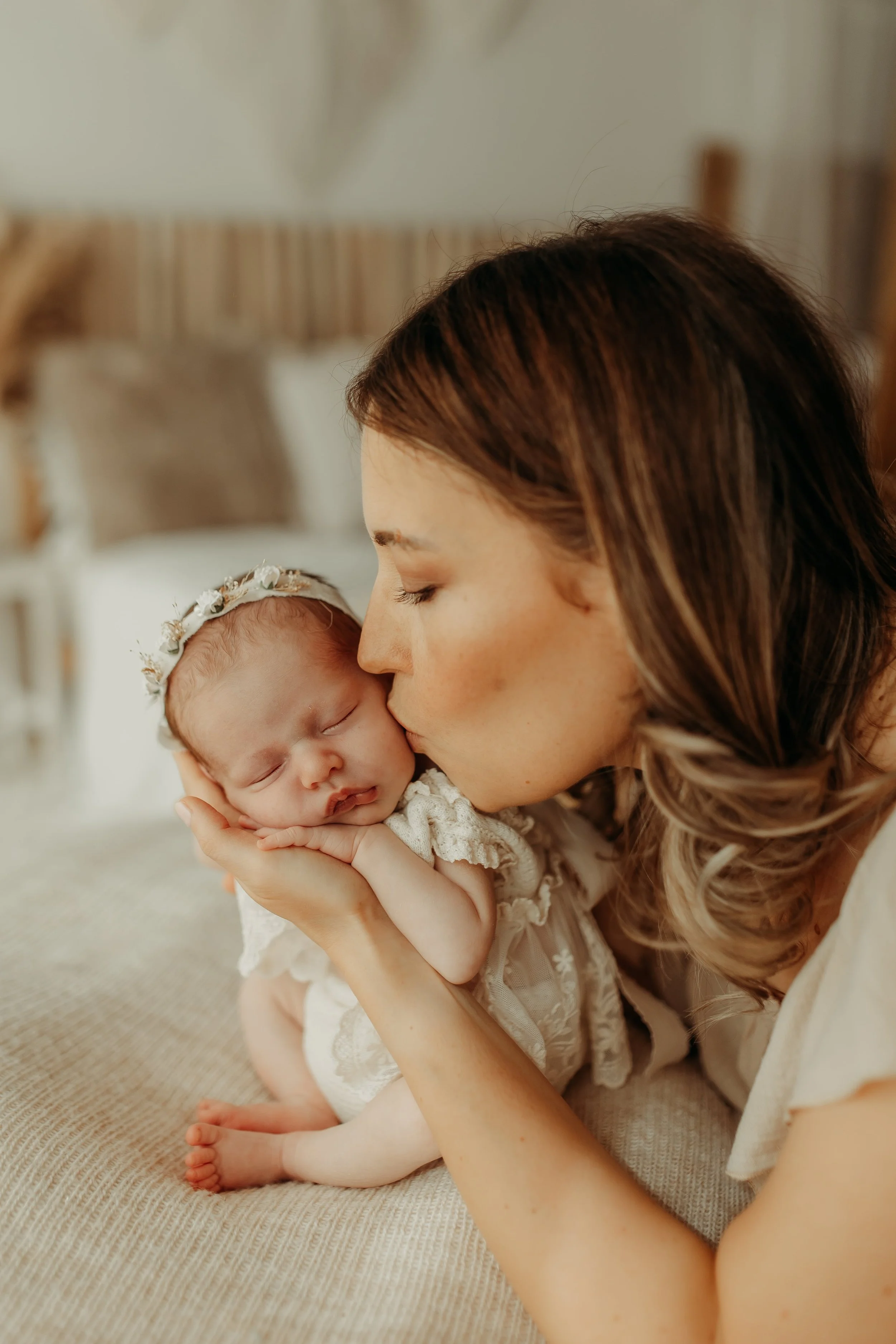 Servizio fotografico neonati a Prato – mamma e neonato in studio fotografico