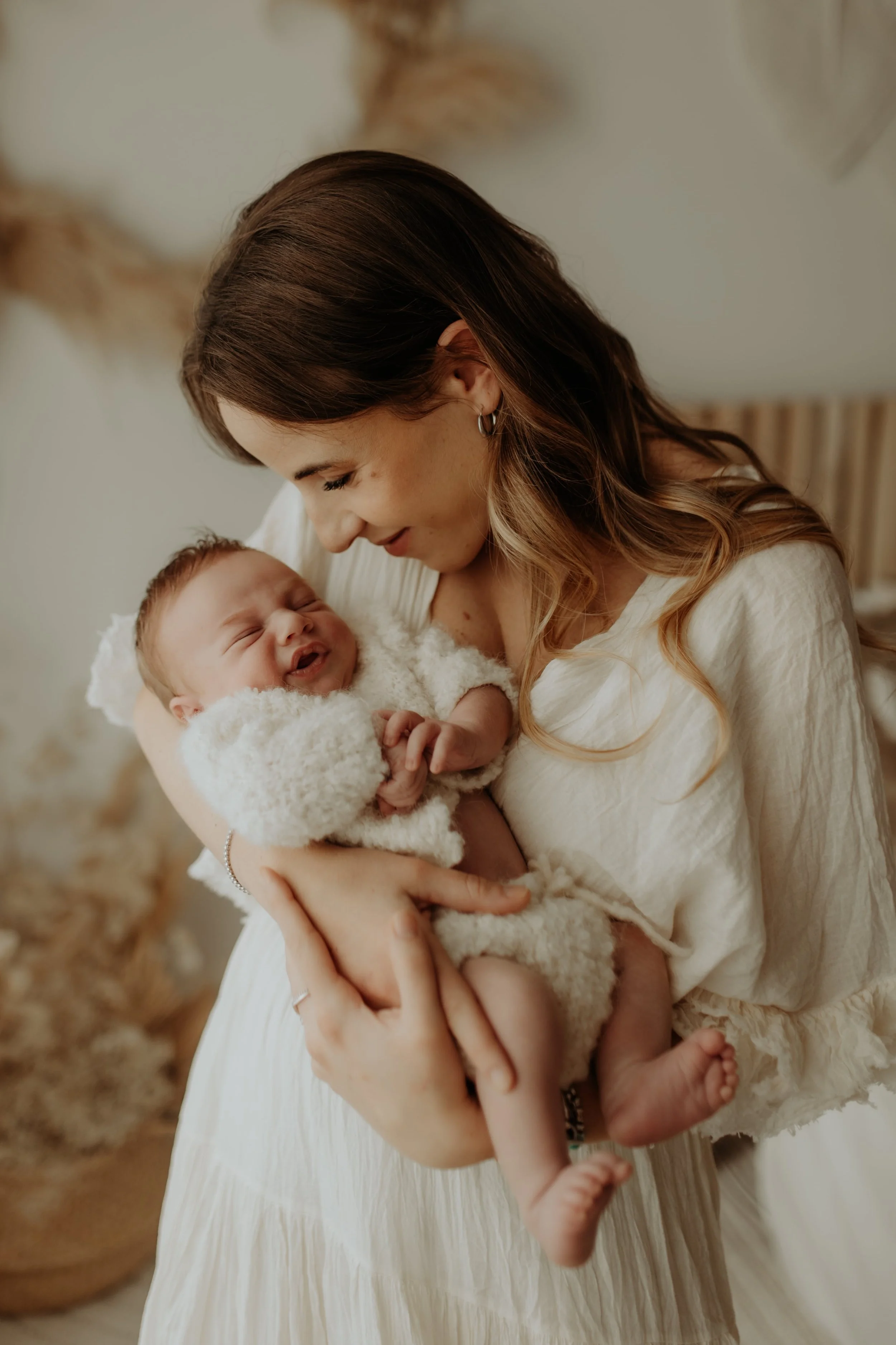 Servizio fotografico neonati a Prato – mamma con neonato nei primi giorni