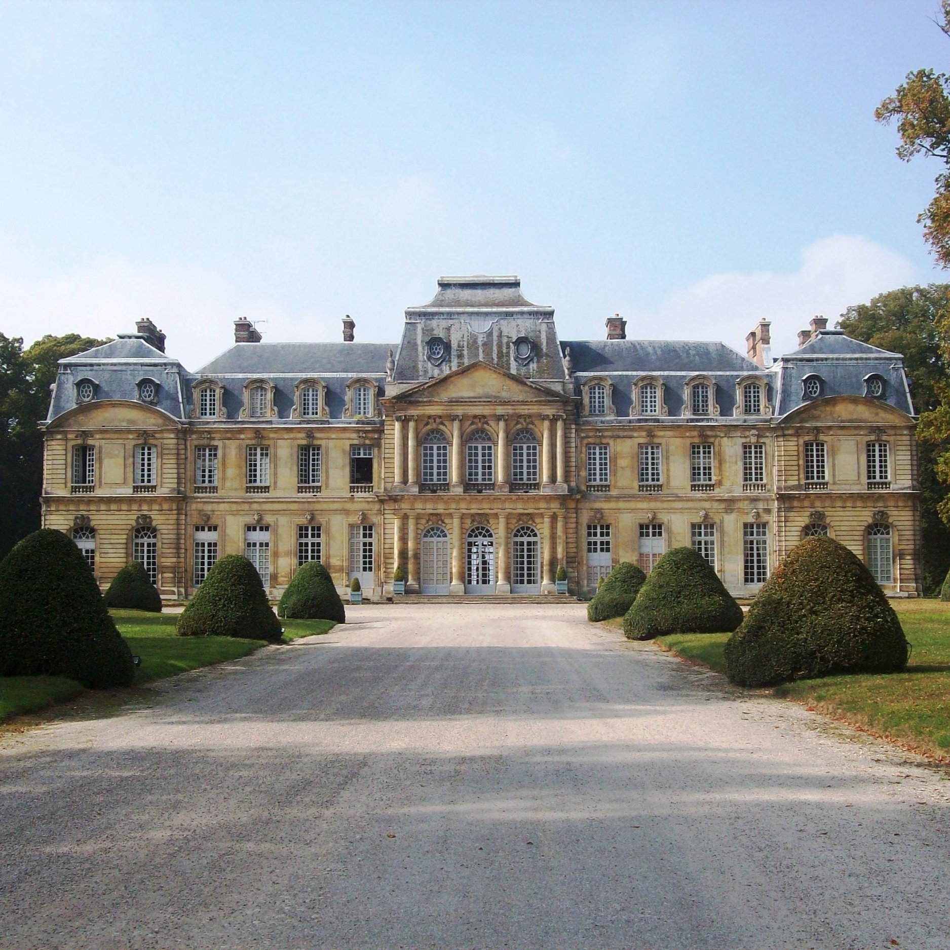 Cha%CC%82teau_de_Champla%CC%82treux_en_septembre.jpg