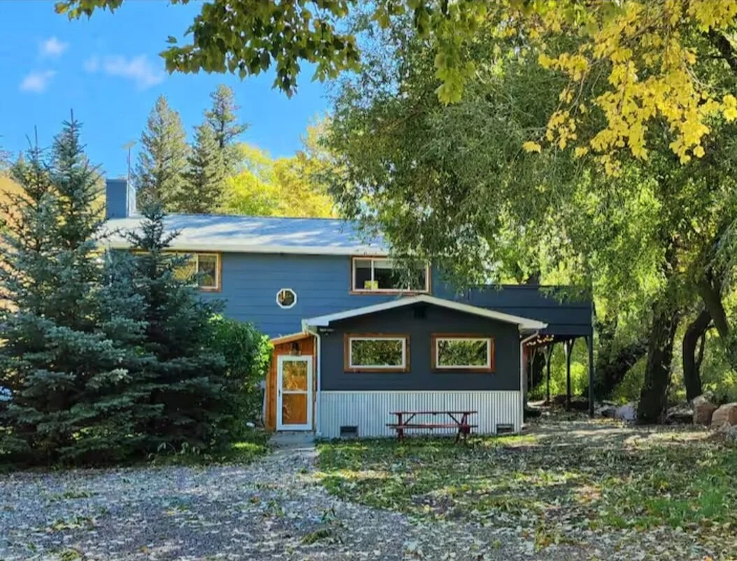 Guest lodge in Montana near beautiful tree