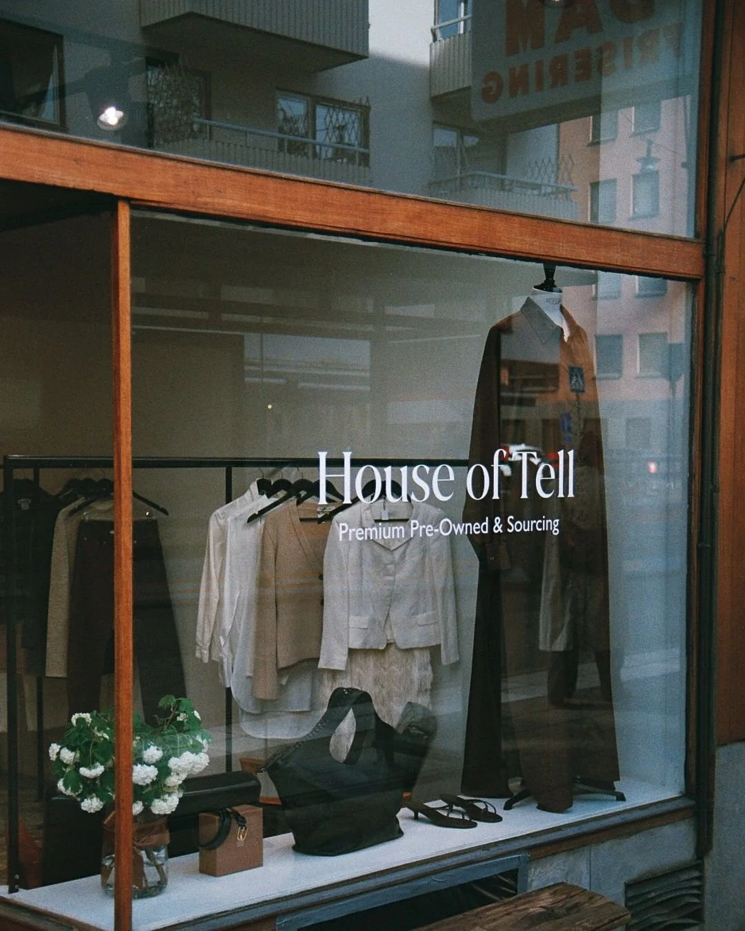 This beautiful picture capturing one of our early Spring windows was sent to us from @passion_fruit4l this week - and we got a little emotional. Knowing that all the pieces seen here have found new homes and living happily ever after warms our hearts