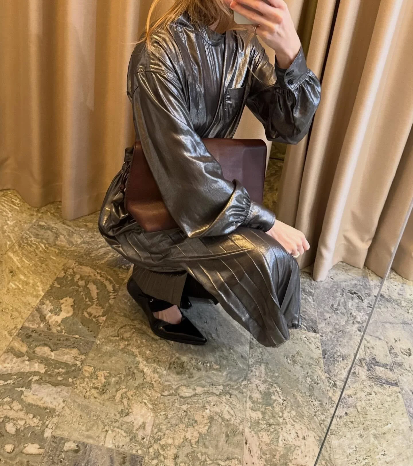 PSA: this silver Isabel Marant giving 70s glam could still be yours for this festive season. (May we also ask you take her dancing all throughout the year? Thank you.) 🩶 

#premiumpreowned #secondhandstockholm #therowbag