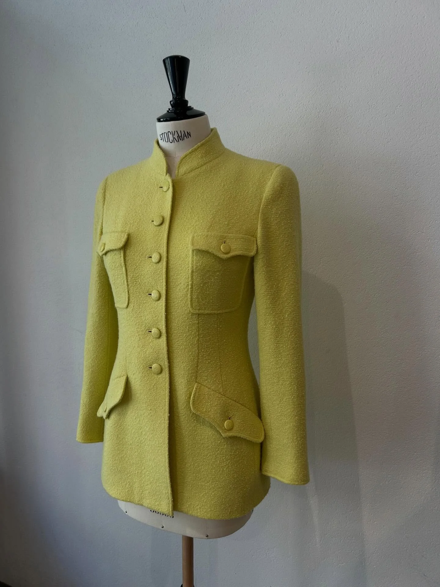 She means business but is also ready for a soft spring 🌼 This 90s girl from Chanel wants you stop by on your Easter stroll - here&rsquo;s Nytorgsgatan opening hours this Easter weekend:

THU: 11-18
FRI: 12-16
SAT: 11-17 
SUN &amp; MON: 12-16

We&rsq