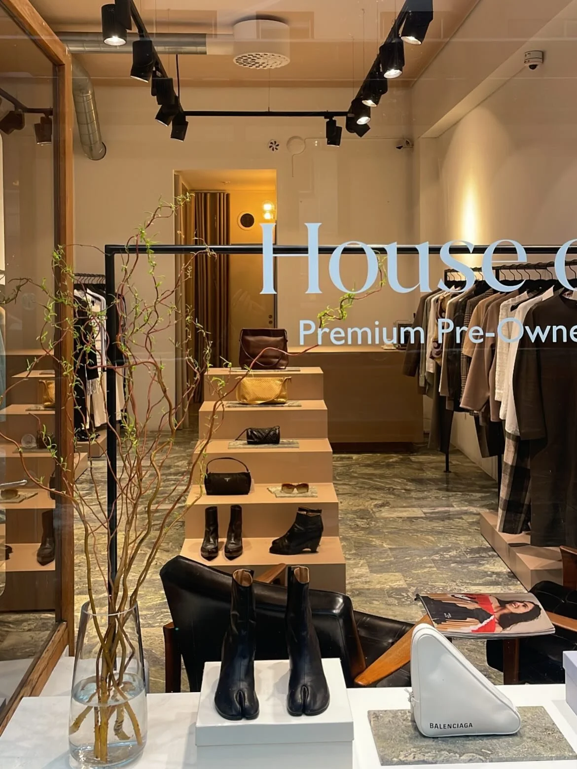 Our lil&rsquo; Nytorgsgatan gem is slowly getting into spring mode 🌱 Make sure to pay her a visit, coffee is being restocked as we speak! And bring us those loved but never-being-worn items of yours. Finding them new homes is what we live for 🤎