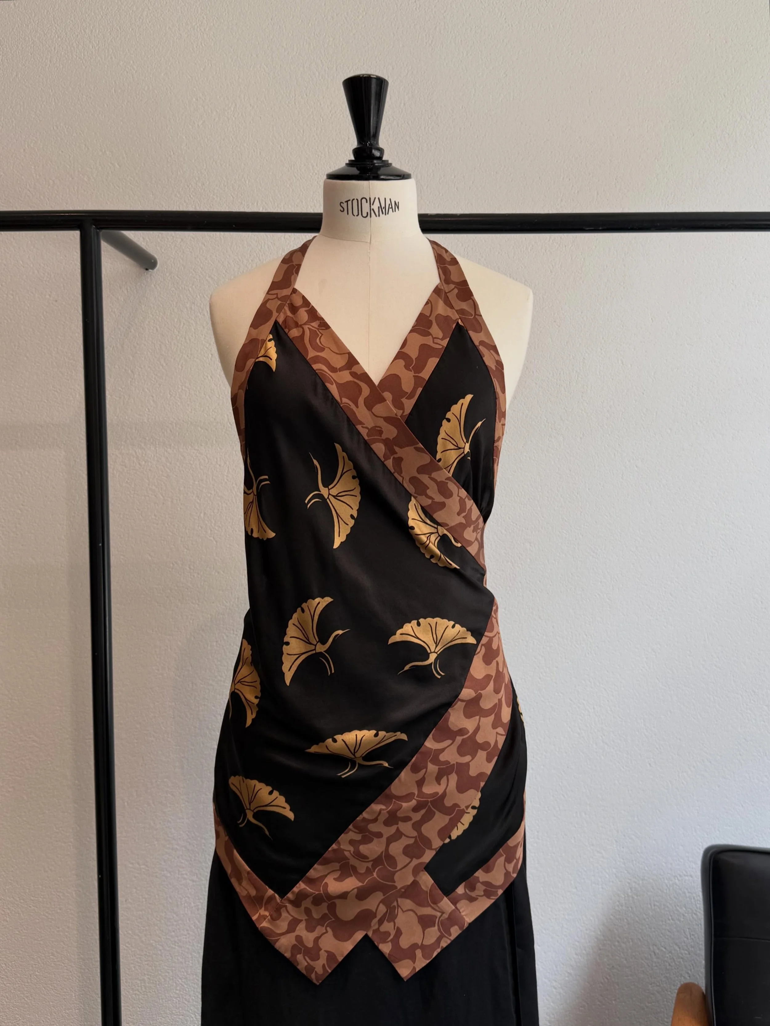 This Dries-piece just arrived to Nytorgsgatan 36 and we suggest you drop all that you&rsquo;re doing to come say hi. A halterneck wrap in the most luxurious silk to pair with any skirt you already own for your celebrations this summer, with denims fo