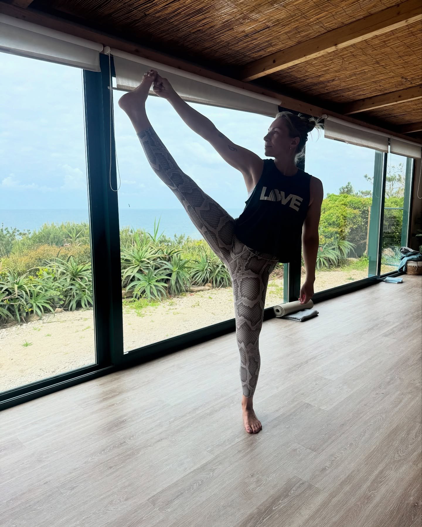 Utthita Hasta Padangusthasana ✨
Balancing body & mind – one breath at a time.
#yogapractice #ytt2025 #yogateachertraining #utthitahastapadangusthasana #balance #mobility #strength #flexibility #mindfulness #yogalife #yogajourney #ericeira