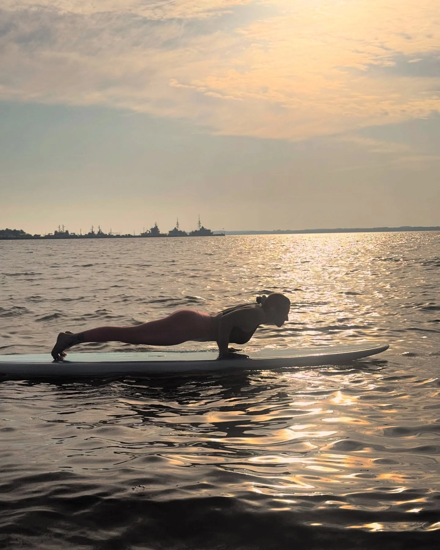 🌊🧘🏼‍♀️Sunday morning. SUP Yoga. Wobbly core. Cold breeze.
Balance on water hits different.
It’s not about being perfect – it’s about staying controlled when nothing is still.
Choppy water, shaky poses – but that’