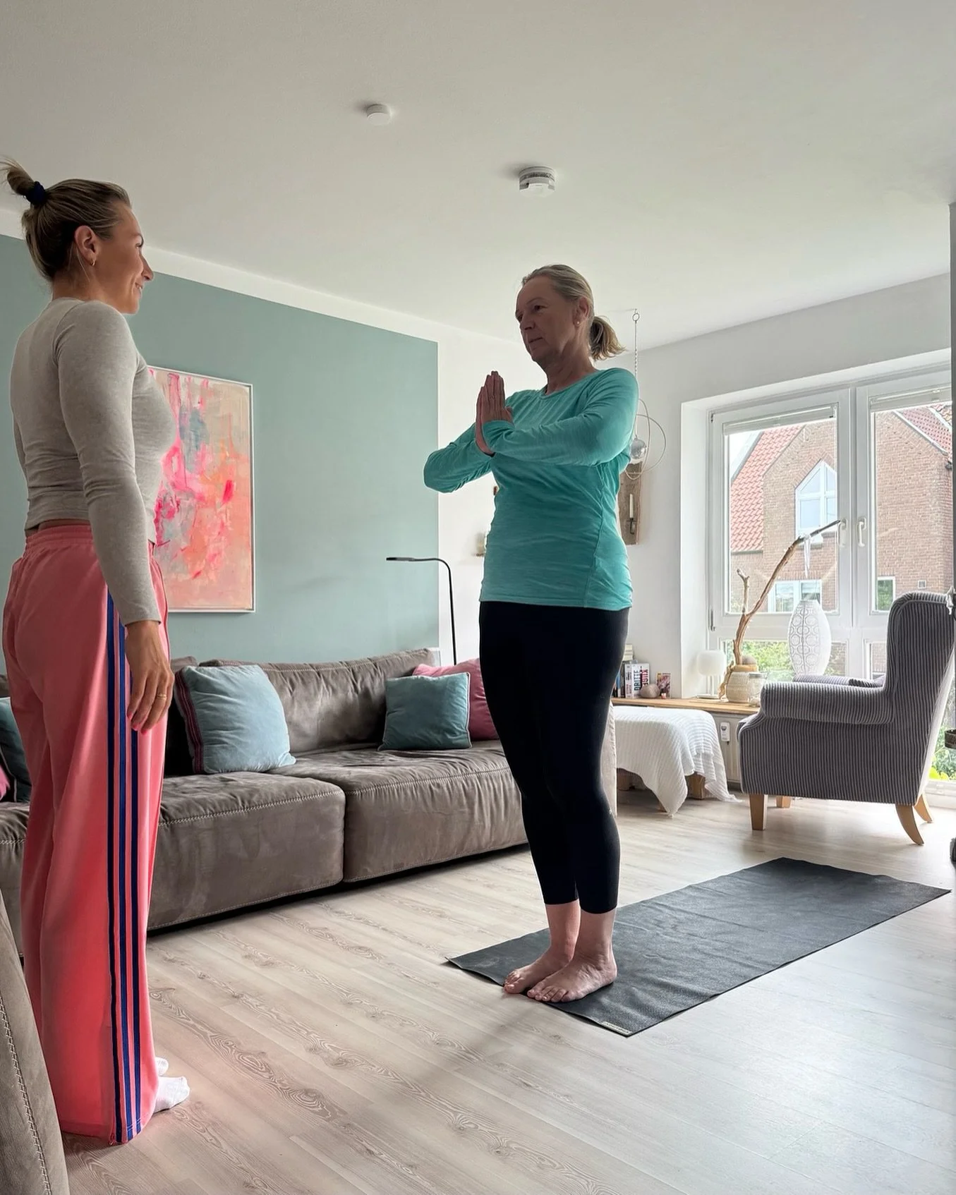 1:1 Training bedeutet: volle Aufmerksamkeit nur f&uuml;r dich ✨
Deine Praxis, deine Ziele, dein Tempo.
Ob zuhause, online oder drau&szlig;en &ndash; wir gestalten die Stunde so, dass sie zu DIR passt 💪.

👉 Bist du bereit, deine Yoga-Reise individue