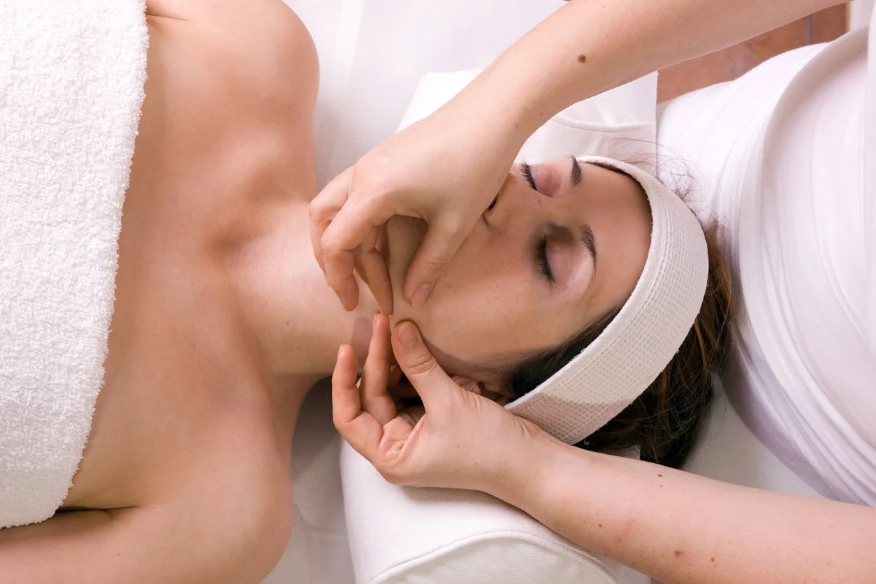 Ervaar welzijn als nooit te voren met deze transformatieve gezichtsbehandeling. Niet voor niks de Holy Facial genoemd. Je huid zal verjongen, stralen en je huid wordt gelift.