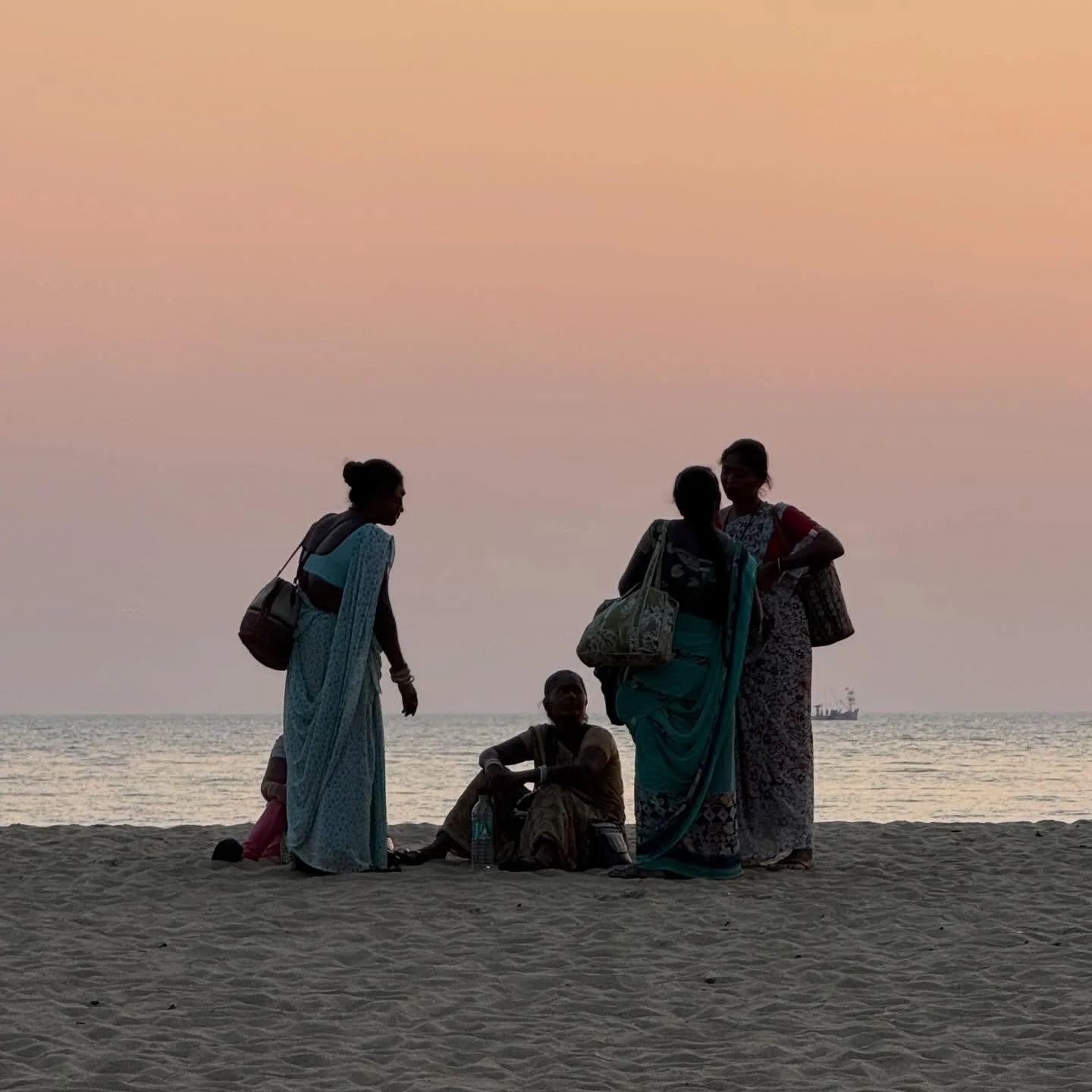 Idag &auml;r det internationella kvinnodagen. En dag som ofta handlar om styrka och att ta plats.

Men ofta bor styrkan p&aring; en helt annan plats, i s&aring;rbarheten och i modet att m&ouml;ta det vi st&auml;lls inf&ouml;r i livet.

Kanske &auml;r