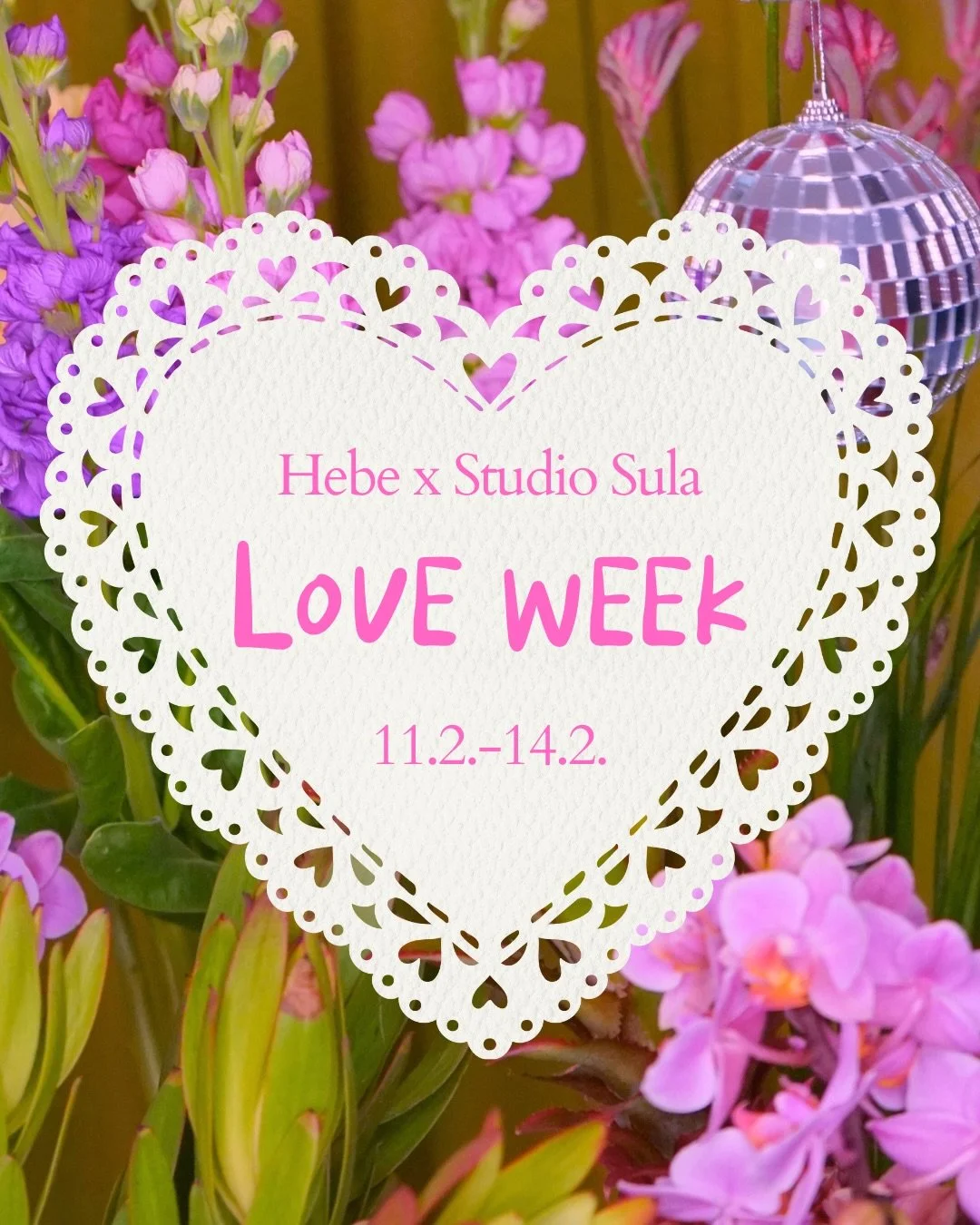 Hello lovers! T&auml;n viikon lauantaina vietet&auml;&auml;n yst&auml;v&auml;np&auml;iv&auml;&auml; ja mik&auml;p&auml;s ois parempi tapa juhlistaa yst&auml;vyytt&auml; ja rakkautta kuin kukkasin 🙂&zwj;↕️🌸 Joka p&auml;iv&auml; esill&auml; valmiita 